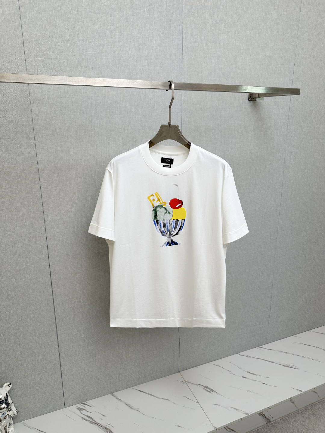 NO:846871,FD 2026 new short-sleeved T-shirt!  Fashionable and casual short-sleeved T-shirt with catwalk pattern!  Design a logo!  The highly designed and selected customer-supplied fabrics are soft to the touch, comfortable to wear and breathable. The real thing will definitely make you fall in love with it!  Non-sexist couples can wear mixed styles to open up a new fashion style!  Distinguishing market version, high-definition series!  Size S—XL,,T-shirt,tees,t-shirt,19860909FD 2026新款短袖T恤！走秀图案时尚休闲短袖T恤衫！设计logo设计！极具设计精选客供面料,手感柔软亲肤,着身舒适透气性都无法挑剔,实物绝对会让你爱不释手！无性别主义的情侣混穿款式,打开全新的时装新韵味！区别市场版本,高定系列！尺码S—XL,,T-shirt,tees，t-shirt,,Men's clothing