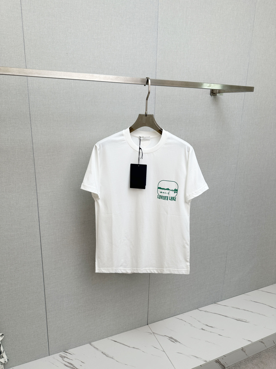 NO:846870,PRADA 2026 new short-sleeved T-shirt!  Fashionable and casual short-sleeved T-shirt with catwalk pattern!  Design a logo!  The highly designed and selected customer-supplied fabrics are soft to the touch, comfortable to wear and breathable. The real thing will definitely make you fall in love with it!  Non-sexist couples can wear mixed styles to open up a new fashion style!  Distinguishing market version, high-definition series!  Size S—XL,,prada,T-shirt,tees,t-shirt,19860909PRADA 2026新款短袖T恤！走秀图案时尚休闲短袖T恤衫！设计logo设计！极具设计精选客供面料,手感柔软亲肤,着身舒适透气性都无法挑剔,实物绝对会让你爱不释手！无性别主义的情侣混穿款式,打开全新的时装新韵味！区别市场版本,高定系列！尺码S—XL,,prada,T-shirt,tees，t-shirt,,Men's clothing