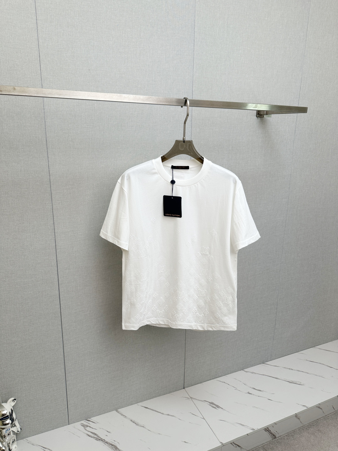 NO:846868,LV 2026 new short-sleeved T-shirt!  Fashionable and casual short-sleeved T-shirt with catwalk pattern!  Design a logo!  The highly designed and selected customer-supplied fabrics are soft to the touch, comfortable to wear and breathable. The real thing will definitely make you fall in love with it!  Non-sexist couples can wear mixed styles to open up a new fashion style!  Distinguishing market version, high-definition series!  Size S—XL,,louis vuitton,T-shirt,tees,t-shirt,19860909LV 2026新款短袖T恤！走秀图案时尚休闲短袖T恤衫！设计logo设计！极具设计精选客供面料,手感柔软亲肤,着身舒适透气性都无法挑剔,实物绝对会让你爱不释手！无性别主义的情侣混穿款式,打开全新的时装新韵味！区别市场版本,高定系列！尺码S—XL,,louis vuitton,T-shirt,tees，t-shirt,,Men's clothing