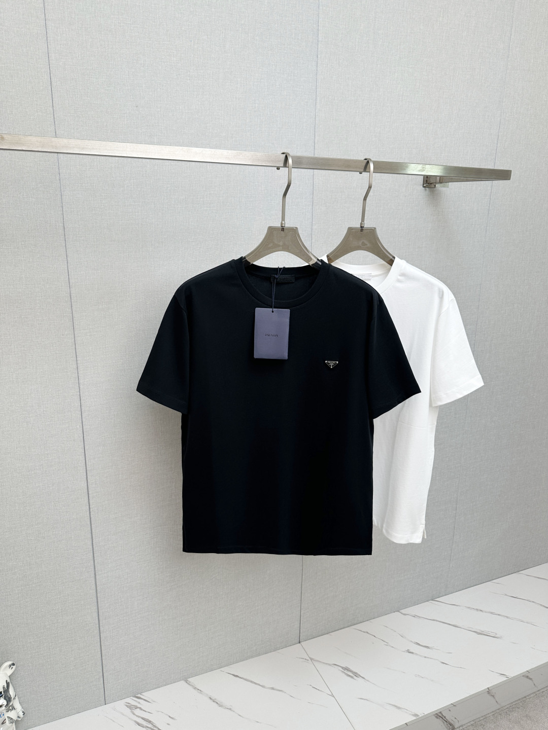 NO:846866,PRADA 2026 new short-sleeved T-shirt!  Fashionable and casual short-sleeved T-shirt with catwalk pattern!  Design a logo!  The highly designed and selected customer-supplied fabrics are soft to the touch, comfortable to wear and breathable. The real thing will definitely make you fall in love with it!  Non-sexist couples can wear mixed styles to open up a new fashion style!  Distinguishing market version, high-definition series!  Size S—XL,,prada,T-shirt,tees,t-shirt,19860909PRADA 2026新款短袖T恤！走秀图案时尚休闲短袖T恤衫！设计logo设计！极具设计精选客供面料,手感柔软亲肤,着身舒适透气性都无法挑剔,实物绝对会让你爱不释手！无性别主义的情侣混穿款式,打开全新的时装新韵味！区别市场版本,高定系列！尺码S—XL,,prada,T-shirt,tees，t-shirt,,Men's clothing
