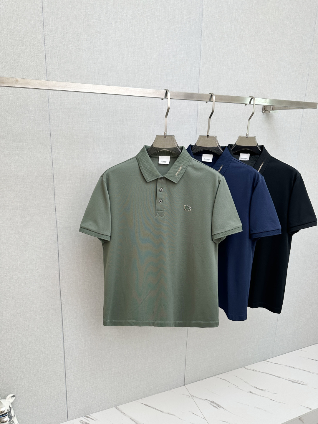 NO:947081,BURB's 2026 spring and summer new style debuts at the counter, the latest lapel short sleeves, refreshing and breathable. High-end customization with avant-garde and fashionable designs!  The brand logo emphasizes the craftsmanship design, soft to the touch. Comfortable to wear. Exquisite counter-level stitching. Fine workmanship. The upper body effect is incomparably handsome!  A must-have item for a stylish man!  Size M-3XL,,burberry,T-shirt,19860909BURB 2026春夏新款首发专柜最新款翻领短袖,清爽透气.高端订制 设计前卫时尚！品牌logo重工艺设计 手感柔软.穿着舒适.专柜级别精致车线.做工精细.上身效果无敌帅气！型男必备单品！码数M-3XL,,burberry,T-shirt,,Men's clothing