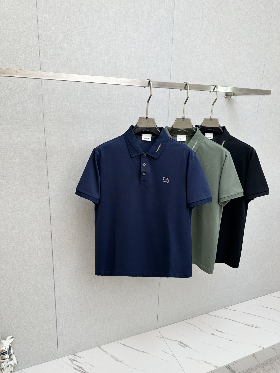NO:936455,BURB's 2026 spring and summer new style debuts at the counter, the latest lapel short sleeves, refreshing and breathable. High-end customization with avant-garde and fashionable designs!  The brand logo is designed with heavy craftsmanship. It feels soft. It is comfortable to wear. It has exquisite counter-level stitching. It has fine workmanship. The upper body effect is incomparably handsome!  A must-have item for a stylish man!  Size M-3XL,,burberry,T-shirt,19860909BURB 2026春夏新款首发专柜最新款翻领短袖,清爽透气.高端订制 设计前卫时尚！品牌logo重工艺设计 手感柔软.穿着舒适.专柜级别精致车线.做工精细.上身效果无敌帅气！型男必备单品！码数M-3XL,,burberry,T-shirt,,Men's clothing