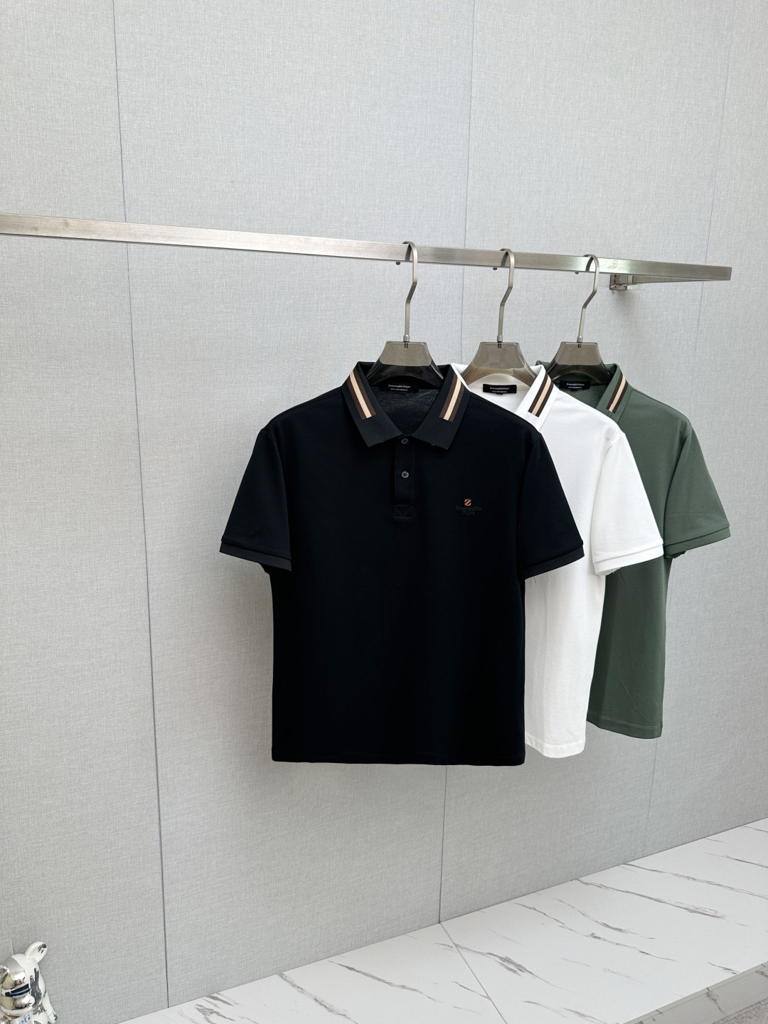 NO:936452,Ermenegildo Zegna's 2026 spring and summer new style first launch counter, the latest lapel short sleeves, refreshing and breathable. High-end customization, avant-garde and fashionable design!  The brand logo is designed with heavy craftsmanship. It feels soft. It is comfortable to wear. It has exquisite counter-level stitching. It has fine workmanship. The upper body effect is incomparably handsome!  A must-have item for a stylish man!  Size M-3XL,,zegna,T-shirt,19860909杰尼亚 2026春夏新款首发专柜最新款翻领短袖,清爽透气.高端订制 设计前卫时尚！品牌logo重工艺设计 手感柔软.穿着舒适.专柜级别精致车线.做工精细.上身效果无敌帅气！型男必备单品！码数M-3XL,,zegna,T-shirt,,Men's clothing