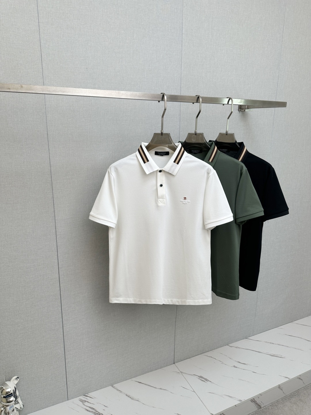 NO:936469,Ermenegildo Zegna's 2026 spring and summer new style first launch counter, the latest lapel short sleeves, refreshing and breathable. High-end customization, avant-garde and fashionable design!  The brand logo is designed with heavy craftsmanship. It feels soft. It is comfortable to wear. It has exquisite counter-level stitching. It has fine workmanship. The upper body effect is incomparably handsome!  A must-have item for a stylish man!  Size M-3XL,,zegna,T-shirt,19860909杰尼亚 2026春夏新款首发专柜最新款翻领短袖,清爽透气.高端订制 设计前卫时尚！品牌logo重工艺设计 手感柔软.穿着舒适.专柜级别精致车线.做工精细.上身效果无敌帅气！型男必备单品！码数M-3XL,,zegna,T-shirt,,Men's clothing