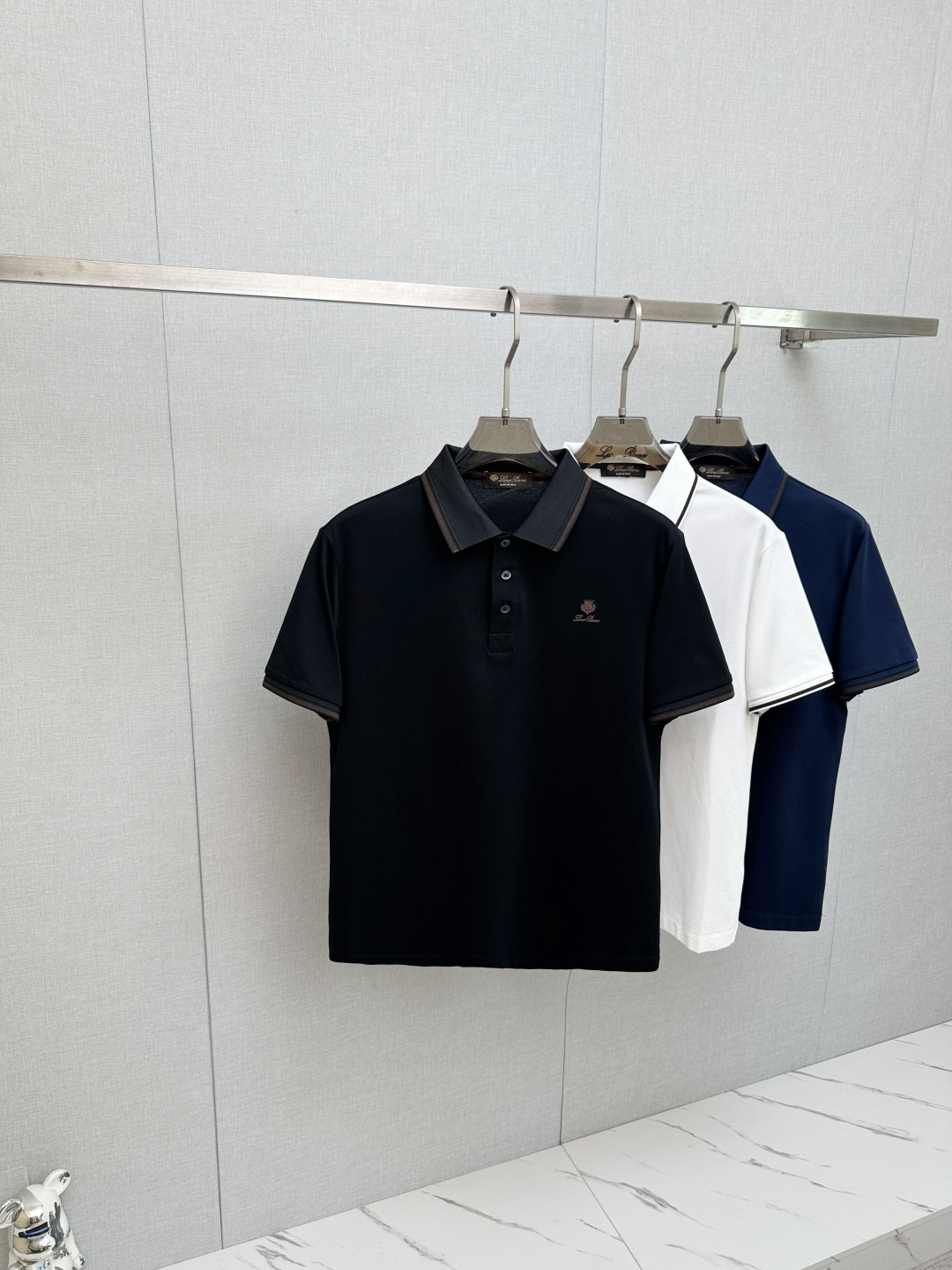 NO:936467,LP's 1941 spring and summer new style debuts at the counter, the latest lapel short-sleeve style, refreshing and breathable. High-end customization, avant-garde and fashionable design!  The brand logo is designed with heavy craftsmanship. It feels soft. It is comfortable to wear. It has exquisite counter-level stitching. It has fine workmanship. The upper body effect is incomparably handsome!  A must-have item for a stylish man!  Size M-3XL,,loro piana,T-shirt,19860909LP 1941春夏新款首发专柜最新款翻领短袖,清爽透气.高端订制 设计前卫时尚！品牌logo重工艺设计 手感柔软.穿着舒适.专柜级别精致车线.做工精细.上身效果无敌帅气！型男必备单品！码数M-3XL,,loro piana,T-shirt,,Men's clothing