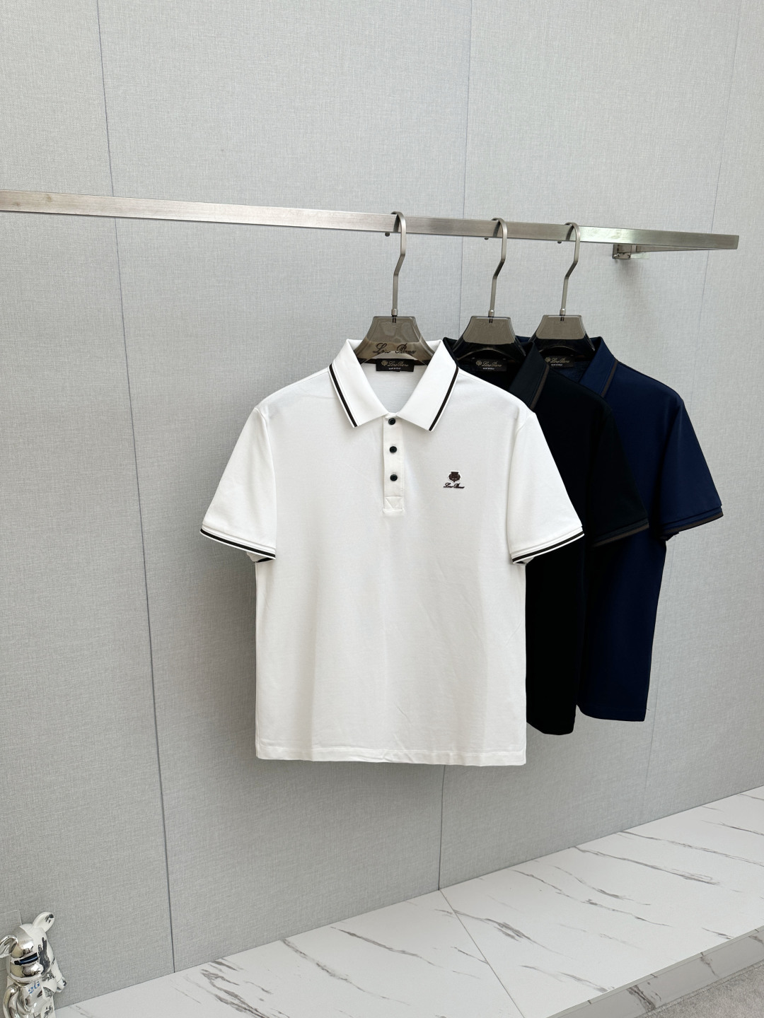 NO:936449,LP's 1941 spring and summer new style debuts at the counter, the latest lapel short-sleeve style, refreshing and breathable. High-end customization, avant-garde and fashionable design!  The brand logo is designed with heavy craftsmanship. It feels soft. It is comfortable to wear. It has exquisite counter-level stitching. It has fine workmanship. The upper body effect is incomparably handsome!  A must-have item for a stylish man!  Size M-3XL,,loro piana,T-shirt,19860909LP 1941春夏新款首发专柜最新款翻领短袖,清爽透气.高端订制 设计前卫时尚！品牌logo重工艺设计 手感柔软.穿着舒适.专柜级别精致车线.做工精细.上身效果无敌帅气！型男必备单品！码数M-3XL,,loro piana,T-shirt,,Men's clothing
