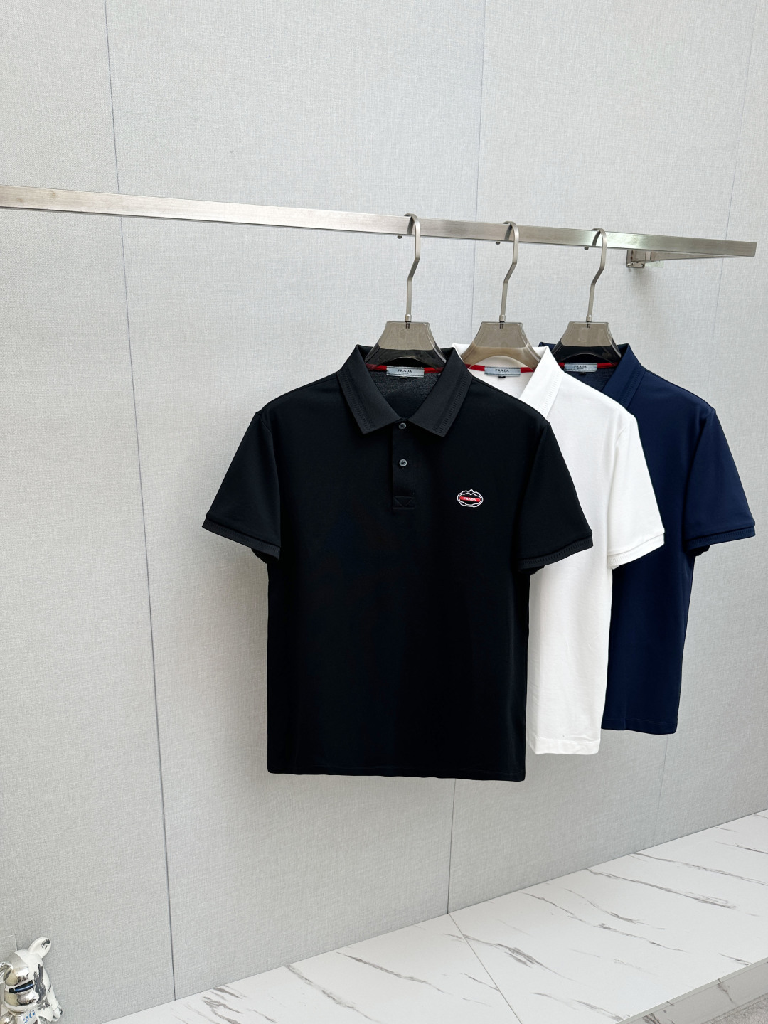 NO:936459,PRADA's 2026 spring and summer new styles are the latest model of lapel short-sleeves at the first launch counter, which are refreshing and breathable. High-end customized design is avant-garde and fashionable!  The brand logo is designed with heavy craftsmanship. It feels soft. It is comfortable to wear. It has exquisite counter-level stitching. It has fine workmanship. The upper body effect is incomparably handsome!  A must-have item for a stylish man!  Size M-3XL,,prada,T-shirt,19860909PRADA 2026春夏新款首发专柜最新款翻领短袖,清爽透气.高端订制 设计前卫时尚！品牌logo重工艺设计 手感柔软.穿着舒适.专柜级别精致车线.做工精细.上身效果无敌帅气！型男必备单品！码数M-3XL,,prada,T-shirt,,Men's clothing