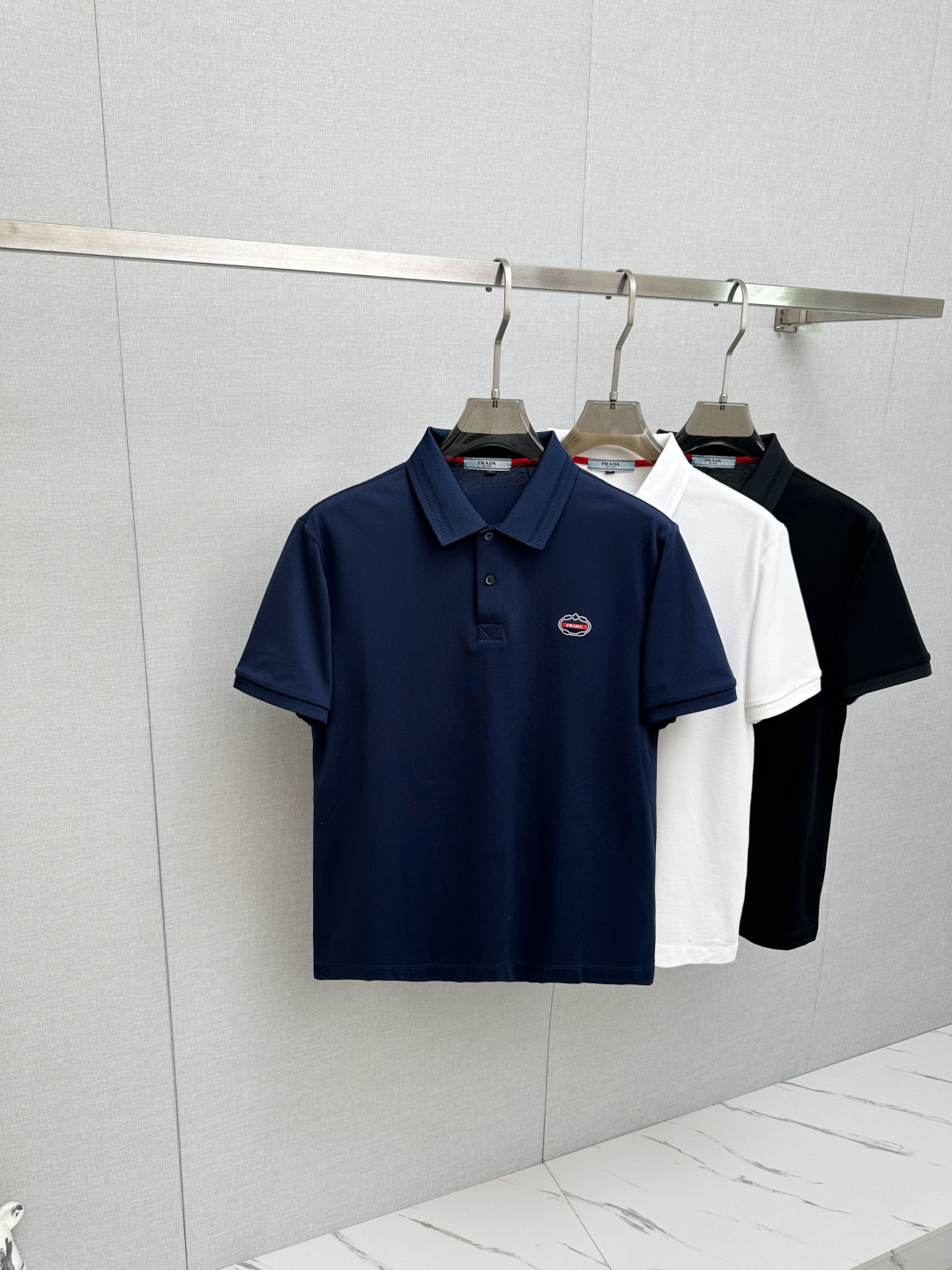 NO:947120,PRADA's 2026 spring and summer new style debuts at the counter, the latest lapel short-sleeved style, refreshing and breathable. High-end customized design, avant-garde and fashionable!  The brand logo emphasizes the craftsmanship design, soft to the touch. Comfortable to wear. Exquisite counter-level stitching. Fine workmanship. The upper body effect is incomparably handsome!  A must-have item for a stylish man!  Size M-3XL,,prada,T-shirt,19860909PRADA 2026春夏新款首发专柜最新款翻领短袖,清爽透气.高端订制 设计前卫时尚！品牌logo重工艺设计 手感柔软.穿着舒适.专柜级别精致车线.做工精细.上身效果无敌帅气！型男必备单品！码数M-3XL,,prada,T-shirt,,Men's clothing