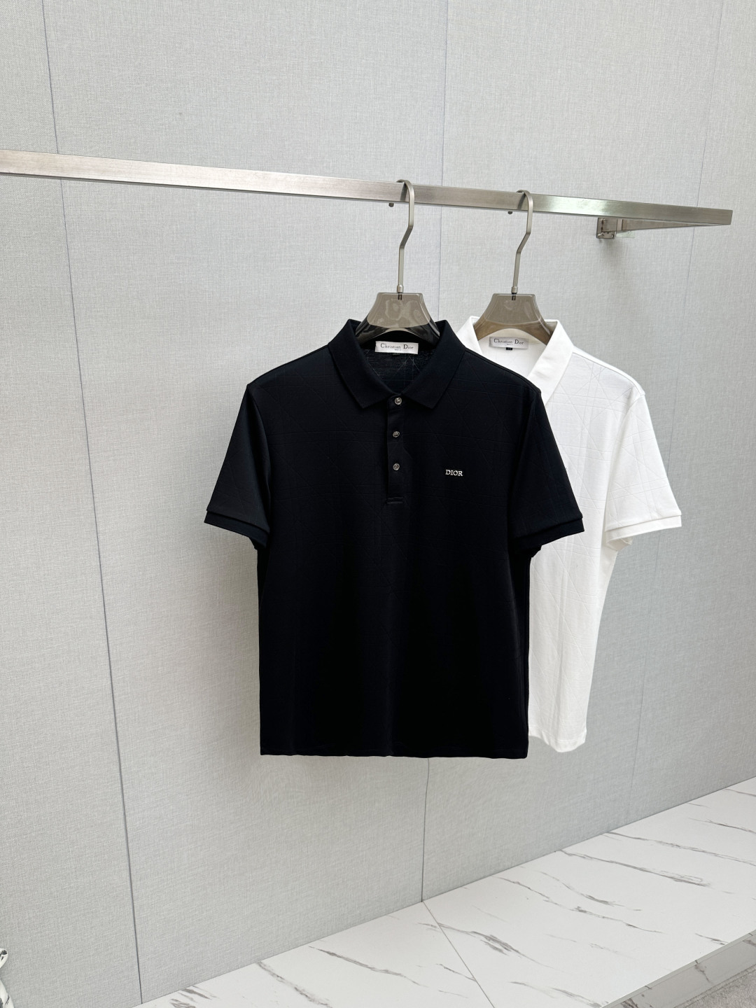 NO:936457,DIOR's 2026 spring and summer new style is the latest lapel short-sleeved counter at the first launch counter, refreshing and breathable. High-end customization with avant-garde and fashionable design!  The brand logo is designed with heavy craftsmanship. It feels soft. It is comfortable to wear. It has exquisite counter-level stitching. It has fine workmanship. The upper body effect is incomparably handsome!  A must-have item for a stylish man!  Size M-3XL,,dior,T-shirt,19860909DIOR 2026春夏新款首发专柜最新款翻领短袖,清爽透气.高端订制 设计前卫时尚！品牌logo重工艺设计 手感柔软.穿着舒适.专柜级别精致车线.做工精细.上身效果无敌帅气！型男必备单品！码数M-3XL,,dior,T-shirt,,Men's clothing