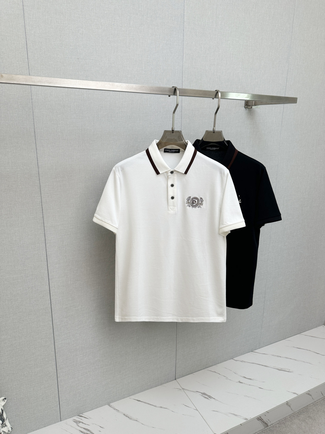 NO:947091,LP's 1941 spring and summer new style debuts at the counter, the latest lapel short-sleeve style, refreshing and breathable. High-end customization, avant-garde and fashionable design!  The brand logo emphasizes the craftsmanship design, soft to the touch. Comfortable to wear. Exquisite counter-level stitching. Fine workmanship. The upper body effect is incomparably handsome!  A must-have item for a stylish man!  Size M-3XL,,loro piana,T-shirt,19860909LP 1941春夏新款首发专柜最新款翻领短袖,清爽透气.高端订制 设计前卫时尚！品牌logo重工艺设计 手感柔软.穿着舒适.专柜级别精致车线.做工精细.上身效果无敌帅气！型男必备单品！码数M-3XL,,loro piana,T-shirt,,Men's clothing