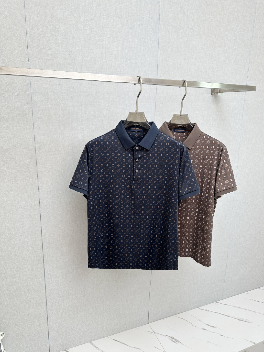 NO:936461,LV's 2026 spring and summer new styles are the latest lapel short-sleeved counters, refreshing and breathable. High-end customization with avant-garde and fashionable designs!  The brand logo is designed with heavy craftsmanship. It feels soft. It is comfortable to wear. It has exquisite counter-level stitching. It has fine workmanship. The upper body effect is incomparably handsome!  A must-have item for a stylish man!  Size M-3XL,,louis vuitton,T-shirt,19860909LV 2026春夏新款首发专柜最新款翻领短袖,清爽透气.高端订制 设计前卫时尚！品牌logo重工艺设计 手感柔软.穿着舒适.专柜级别精致车线.做工精细.上身效果无敌帅气！型男必备单品！码数M-3XL,,louis vuitton,T-shirt,,Men's clothing