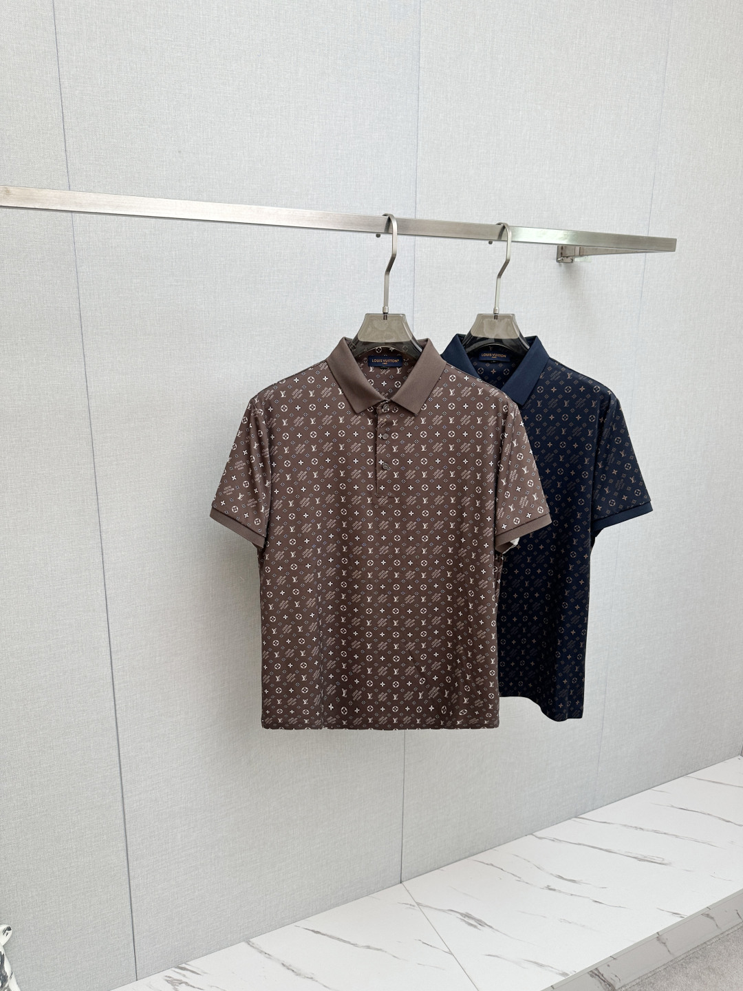 NO:947110,LV's 2026 spring and summer new style debuts at the latest lapel short-sleeved counter, refreshing and breathable. High-end customization with avant-garde and fashionable design!  The brand logo emphasizes the craftsmanship design, soft to the touch. Comfortable to wear. Exquisite counter-level stitching. Fine workmanship. The upper body effect is incomparably handsome!  A must-have item for a stylish man!  Size M-3XL,,louis vuitton,T-shirt,19860909LV 2026春夏新款首发专柜最新款翻领短袖,清爽透气.高端订制 设计前卫时尚！品牌logo重工艺设计 手感柔软.穿着舒适.专柜级别精致车线.做工精细.上身效果无敌帅气！型男必备单品！码数M-3XL,,louis vuitton,T-shirt,,Men's clothing
