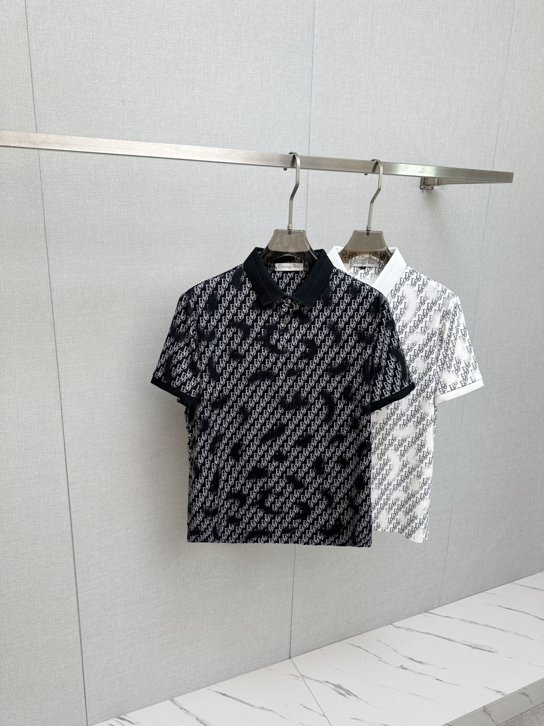 NO:936465,DIOR's 2026 spring and summer new style is the latest lapel short-sleeved counter at the first launch counter, refreshing and breathable. High-end customization with avant-garde and fashionable design!  The brand logo is designed with heavy craftsmanship. It feels soft. It is comfortable to wear. It has exquisite counter-level stitching. It has fine workmanship. The upper body effect is incomparably handsome!  A must-have item for a stylish man!  Size M-3XL,,dior,T-shirt,19860909DIOR 2026春夏新款首发专柜最新款翻领短袖,清爽透气.高端订制 设计前卫时尚！品牌logo重工艺设计 手感柔软.穿着舒适.专柜级别精致车线.做工精细.上身效果无敌帅气！型男必备单品！码数M-3XL,,dior,T-shirt,,Men's clothing