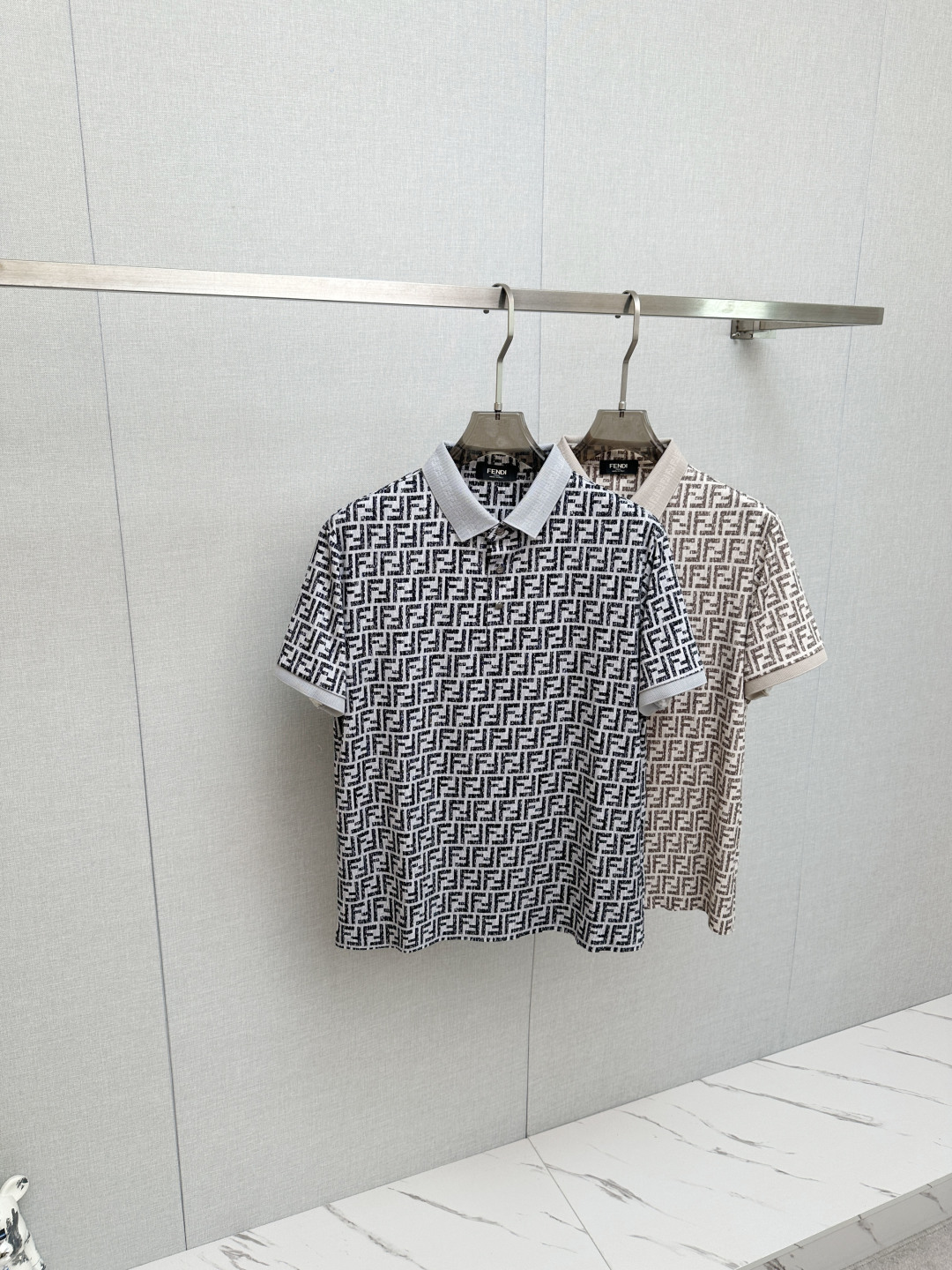 NO:936463,FD 2026 spring and summer new style first launch counter, the latest lapel short-sleeve, refreshing and breathable. High-end customization, avant-garde and fashionable design!  The brand logo is designed with heavy craftsmanship. It feels soft. It is comfortable to wear. It has exquisite counter-level stitching. It has fine workmanship. The upper body effect is incomparably handsome!  A must-have item for a stylish man!  Size M-3XL,,T-shirt,19860909FD 2026春夏新款首发专柜最新款翻领短袖,清爽透气.高端订制 设计前卫时尚！品牌logo重工艺设计 手感柔软.穿着舒适.专柜级别精致车线.做工精细.上身效果无敌帅气！型男必备单品！码数M-3XL,,T-shirt,,Men's clothing