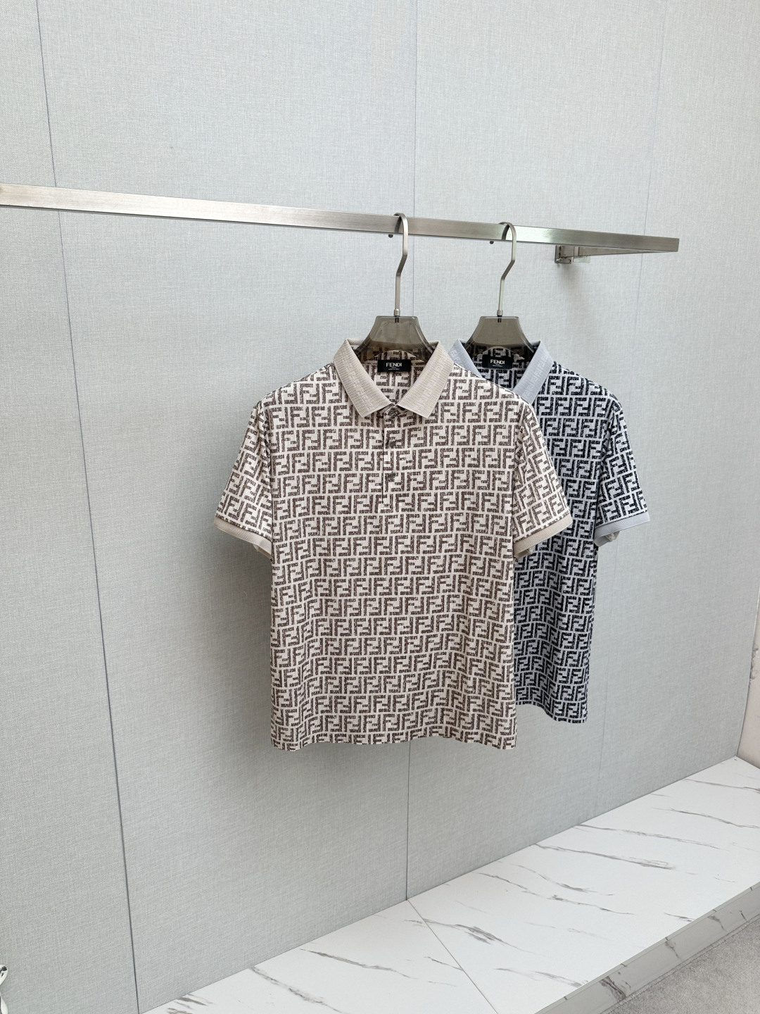 NO:947100,FD 2026 spring and summer new style first launch counter, the latest lapel short-sleeve, refreshing and breathable. High-end customization, avant-garde and fashionable design!  The brand logo emphasizes the craftsmanship design, soft to the touch. Comfortable to wear. Exquisite counter-level stitching. Fine workmanship. The upper body effect is incomparably handsome!  A must-have item for a stylish man!  Size M-3XL,,T-shirt,19860909FD 2026春夏新款首发专柜最新款翻领短袖,清爽透气.高端订制 设计前卫时尚！品牌logo重工艺设计 手感柔软.穿着舒适.专柜级别精致车线.做工精细.上身效果无敌帅气！型男必备单品！码数M-3XL,,T-shirt,,Men's clothing