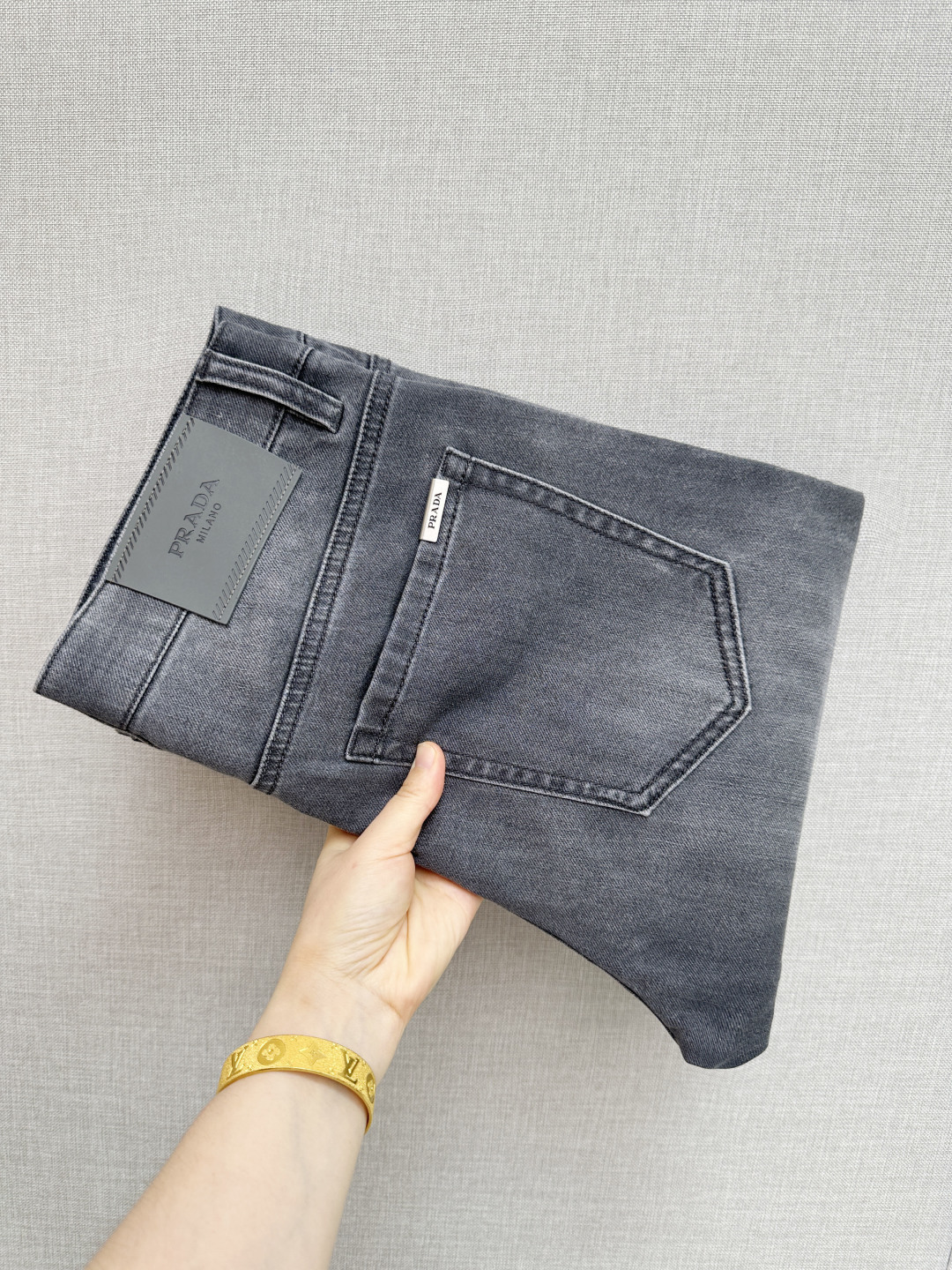 NO:848481,New products from PRADA counter, original jeans, made by original heavy industry, brand classic LOGO design, complete with three standards!  Original hardware accessories. Customized denim fabrics at the counter, completely matching the version at the counter. You are welcome to try it on at the counter before buying. Don’t be afraid of comparing good products. Size: 29-38, prada, jeans,19860909PRADA 专柜新品,原版牛仔裤 原版重工打造,品牌经典LOGO设计,三标齐全！原版五金辅料.专柜定制牛仔面料,完全对版专柜,欢迎专柜试穿后再购买,好货不怕比.码数:29—38,,prada,jeans,,Men's clothing