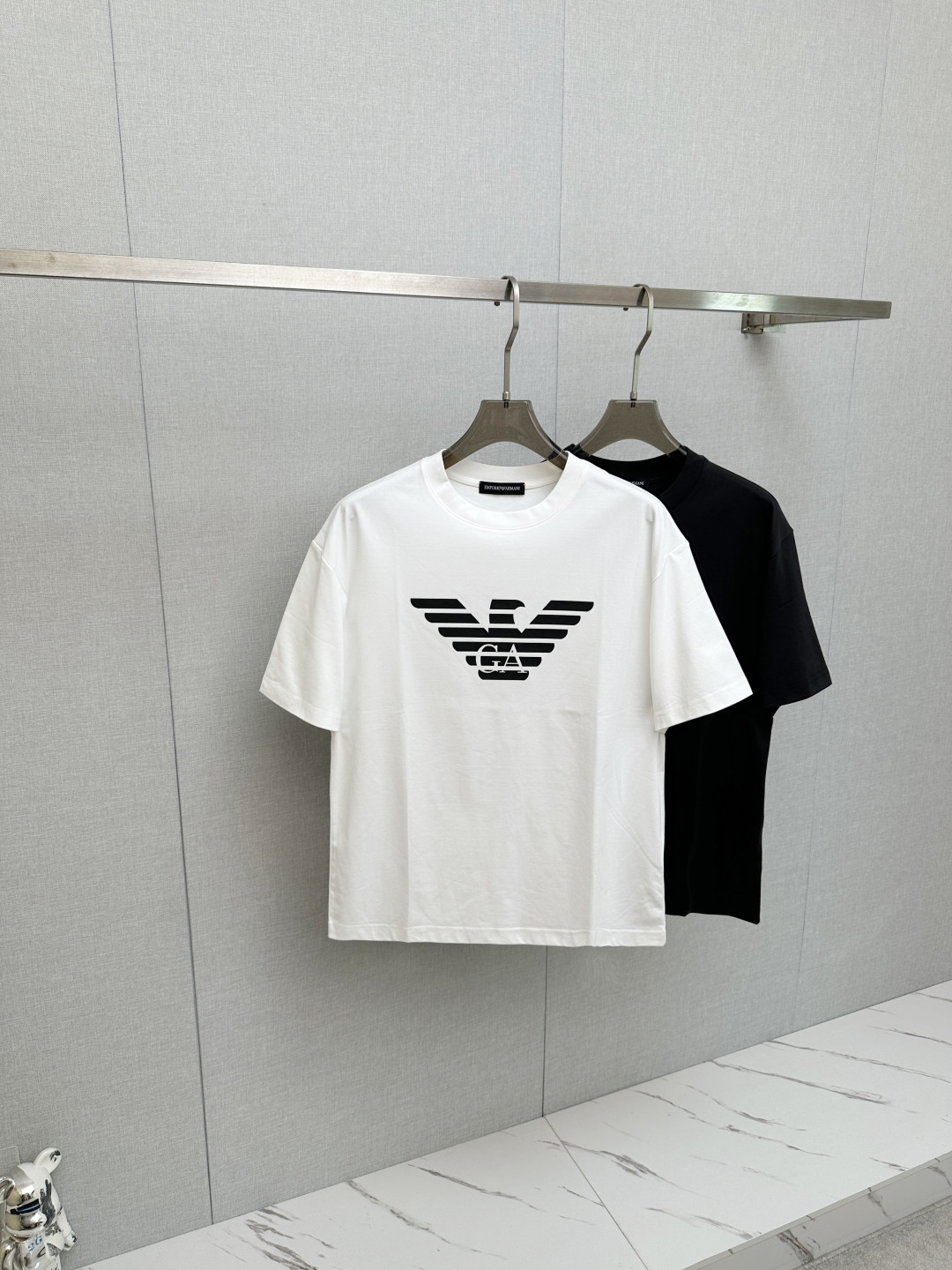 NO:848485,Amani 2026 spring and summer new short-sleeved T-shirt!  Fashionable and casual short-sleeved T-shirt with catwalk pattern!  Design a logo!  The highly designed and selected customer-supplied fabrics are soft to the touch, comfortable to wear and breathable. The real thing will definitely make you fall in love with it!  Non-sexist couples can wear mixed styles to open up a new fashion style!  Distinguishing market version, high-definition series!  Size M-3XL,,T-shirt,tees,t-shirt,19860909Amani 2026春夏新款短袖T恤！走秀图案时尚休闲短袖T恤衫！设计logo设计！极具设计精选客供面料,手感柔软亲肤,着身舒适透气性都无法挑剔,实物绝对会让你爱不释手！无性别主义的情侣混穿款式,打开全新的时装新韵味！区别市场版本,高定系列！尺码M-3XL,,T-shirt,tees，t-shirt,,Men's clothing