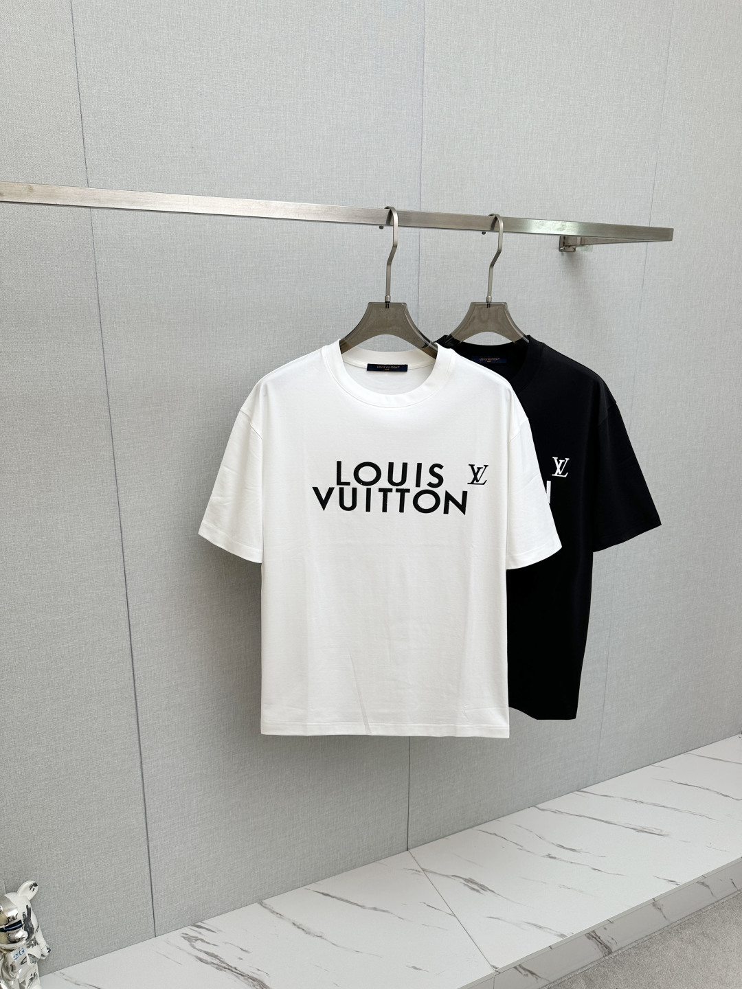 NO:848492,LV 2026 spring and summer new short-sleeved T-shirt!  Fashionable and casual short-sleeved T-shirt with catwalk pattern!  Design a logo!  The highly designed and selected customer-supplied fabrics are soft to the touch, comfortable to wear and breathable. The real thing will definitely make you fall in love with it!  Non-sexist couples can wear mixed styles to open up a new fashion style!  Distinguishing market version, high-definition series!  Size M-3XL,,louis vuitton,T-shirt,tees,t-shirt,19860909LV 2026春夏新款短袖T恤！走秀图案时尚休闲短袖T恤衫！设计logo设计！极具设计精选客供面料,手感柔软亲肤,着身舒适透气性都无法挑剔,实物绝对会让你爱不释手！无性别主义的情侣混穿款式,打开全新的时装新韵味！区别市场版本,高定系列！尺码M-3XL,,louis vuitton,T-shirt,tees，t-shirt,,Men's clothing