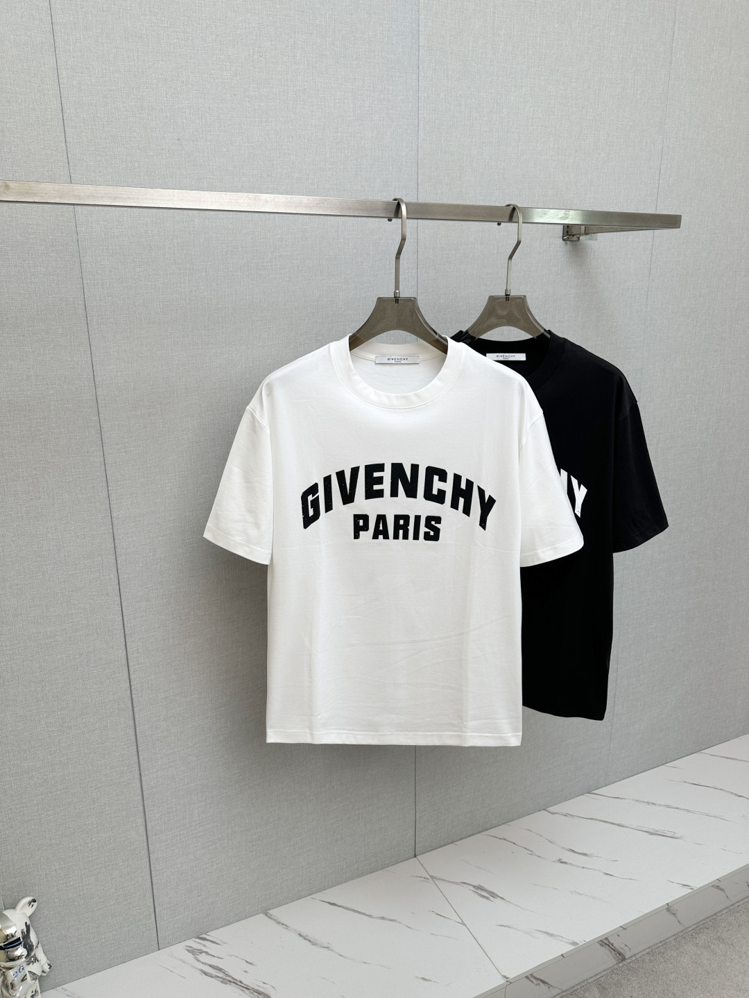 NO:848495,Givenchy 2026 spring and summer new short-sleeved T-shirt!  Fashionable and casual short-sleeved T-shirt with catwalk pattern!  Design a logo!  The highly designed and selected customer-supplied fabrics are soft to the touch, comfortable to wear and breathable. The real thing will definitely make you fall in love with it!  Non-sexist couples can wear mixed styles to open up a new fashion style!  Distinguishing market version, high-definition series!  Size M-3XL,,givenchy,T-shirt,tees,t-shirt,19860909纪梵希 2026春夏新款短袖T恤！走秀图案时尚休闲短袖T恤衫！设计logo设计！极具设计精选客供面料,手感柔软亲肤,着身舒适透气性都无法挑剔,实物绝对会让你爱不释手！无性别主义的情侣混穿款式,打开全新的时装新韵味！区别市场版本,高定系列！尺码M-3XL,,givenchy,T-shirt,tees，t-shirt,,Men's clothing