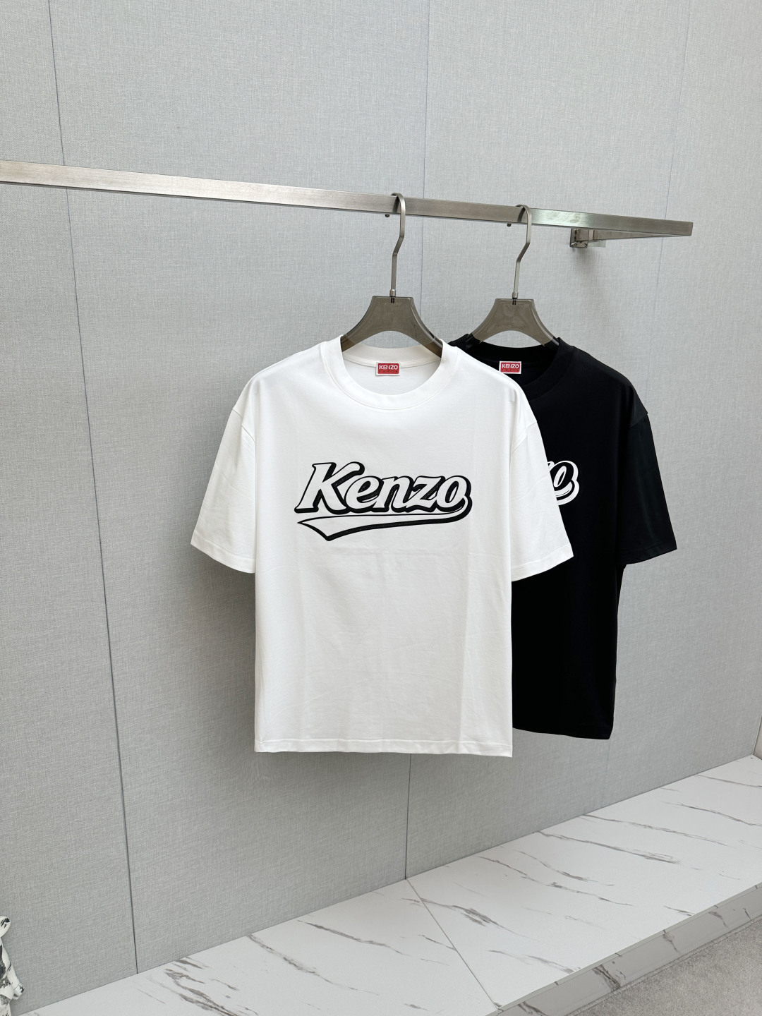 NO:848498,KENZO 2026 spring and summer new short-sleeved T-shirt!  Fashionable and casual short-sleeved T-shirt with catwalk pattern!  Design a logo!  The highly designed and selected customer-supplied fabrics are soft to the touch, comfortable to wear and breathable. The real thing will definitely make you fall in love with it!  Non-sexist couples can wear mixed styles to open up a new fashion style!  Distinguishing market version, high-definition series!  Size M-3XL,,T-shirt,tees,t-shirt,19860909KENZO 2026春夏新款短袖T恤！走秀图案时尚休闲短袖T恤衫！设计logo设计！极具设计精选客供面料,手感柔软亲肤,着身舒适透气性都无法挑剔,实物绝对会让你爱不释手！无性别主义的情侣混穿款式,打开全新的时装新韵味！区别市场版本,高定系列！尺码M-3XL,,T-shirt,tees，t-shirt,,Men's clothing