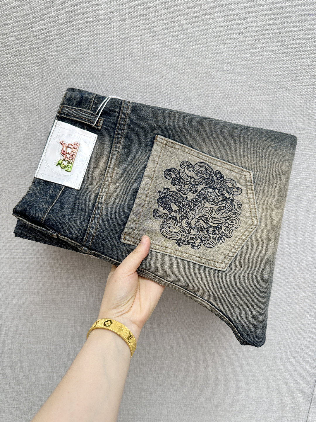 NO:850008,The official website counter is on sale at the same time, the original order is very good, a super stylish pair of jeans, customized original washed denim fabric, unique design, top-notch printing technology letter pattern logo, original hardware accessories decoration, an extremely outstanding pair of jeans, the materials and craftsmanship are extremely luxurious and exquisite, extremely high-grade, handsome and stylish upper body, recommended, code number 29-38,,jeans,19860909官网专柜同步有售,原单狠货,超级有范儿的一款牛仔裤,定制原版水洗牛仔面料,独特设计,顶级印花工艺字母图案logo,原版五金辅料装饰,极为翘楚的一款牛仔裤,用料与工艺都极致奢华精湛,档次极高,上身帅气有型,推荐,码数29—38,,jeans,,Men's clothing