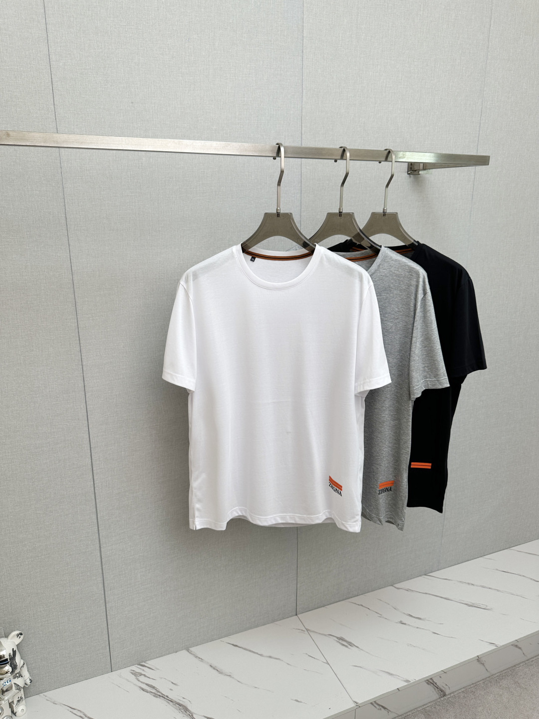 NO:860161,Ermenegildo Zegna top quality 2026 new short sleeves!  Original customized fabric, soft to the touch. Top imported private goods, fashionable design and trendy short sleeves, without losing luxury. There is no doubt about the quality. The upper body effect is great, the same style as the luxury official website!  Size M—3XL,,zegna,T-shirt,19860909杰尼亚 顶级品质 2026新品短袖！原版定制面料,手感柔软.顶级进口私货,时尚设计潮流短袖,不失奢华 品质毋庸置疑 上身效果超赞,奢华官网同款！尺码M—3XL,,zegna,T-shirt,,Men's clothing