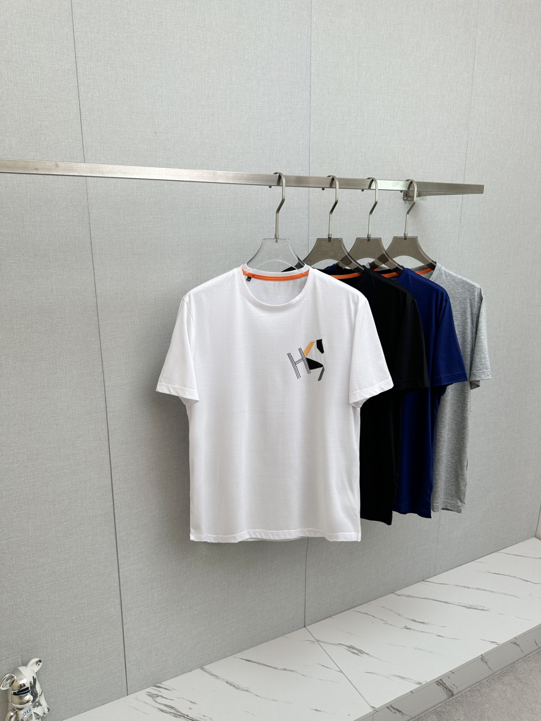 NO:860173,H Home Top Quality 2026 New Short Sleeves!  Original customized fabric, soft to the touch. Top imported private goods, fashionable design and trendy short sleeves, without losing luxury. There is no doubt about the quality. The upper body effect is great, the same style as the luxury official website!  Size M—3XL,,T-shirt,19860909H家 顶级品质 2026新品短袖！原版定制面料,手感柔软.顶级进口私货,时尚设计潮流短袖,不失奢华 品质毋庸置疑 上身效果超赞,奢华官网同款！尺码M—3XL,,T-shirt,,Men's clothing
