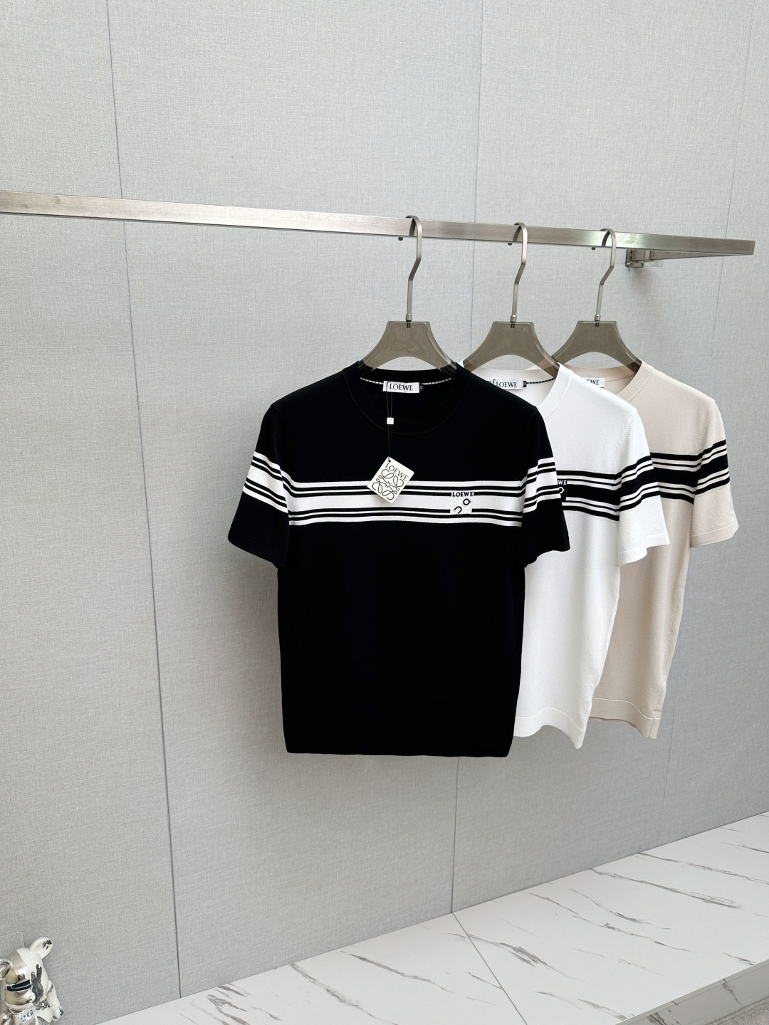 NO:860099,LOEWE top quality 2026 new short sleeves!  Original customized fabric, soft to the touch. Top imported private goods, fashionable design and trendy short sleeves, without losing luxury. There is no doubt about the quality. The upper body effect is great, the same style as the luxury official website!  Size M—3XL,,loewe,T-shirt,19860909LOEWE 顶级品质 2026新品短袖！原版定制面料,手感柔软.顶级进口私货,时尚设计潮流短袖,不失奢华 品质毋庸置疑 上身效果超赞,奢华官网同款！尺码M—3XL,,loewe,T-shirt,,Men's clothing