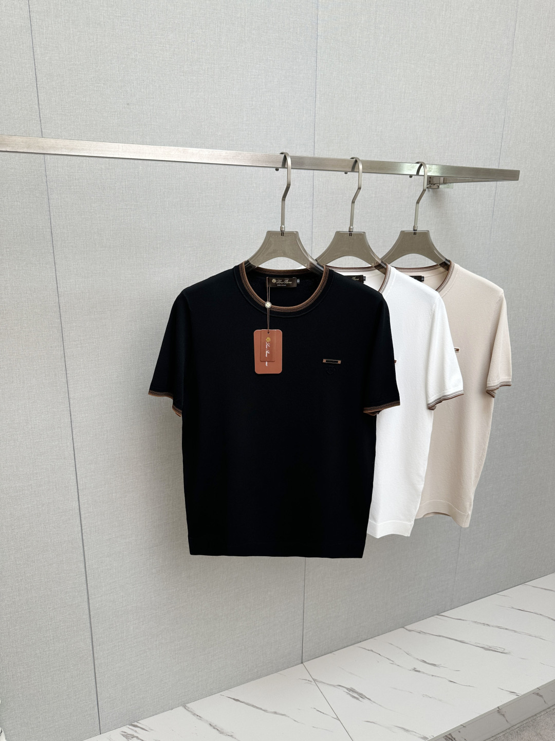NO:860209,LP top quality 2026 new short sleeves!  Original customized fabric, soft to the touch. Top imported private goods, fashionable design and trendy short sleeves, without losing luxury. There is no doubt about the quality. The upper body effect is great, the same style as the luxury official website!  Size M—3XL,,loro piana,T-shirt,19860909LP 顶级品质 2026新品短袖！原版定制面料,手感柔软.顶级进口私货,时尚设计潮流短袖,不失奢华 品质毋庸置疑 上身效果超赞,奢华官网同款！尺码M—3XL,,loro piana,T-shirt,,Men's clothing