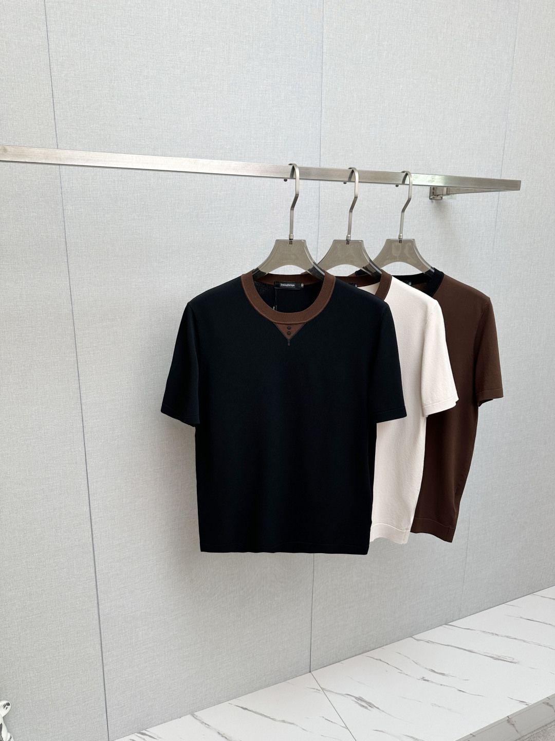 NO:860196,Ermenegildo Zegna top quality 2026 new short sleeves!  Original customized fabric, soft to the touch. Top imported private goods, fashionable design and trendy short sleeves, without losing luxury. There is no doubt about the quality. The upper body effect is great, the same style as the luxury official website!  Size M—3XL,,zegna,T-shirt,19860909杰尼亚 顶级品质 2026新品短袖！原版定制面料,手感柔软.顶级进口私货,时尚设计潮流短袖,不失奢华 品质毋庸置疑 上身效果超赞,奢华官网同款！尺码M—3XL,,zegna,T-shirt,,Men's clothing