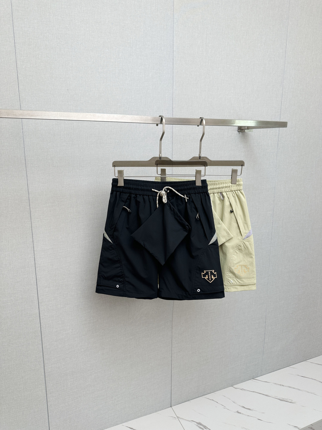 P210 Descente Pantalones cortos de moda para hombre, nueva temporada 2026ss, versión de alta gama. Tela perso…