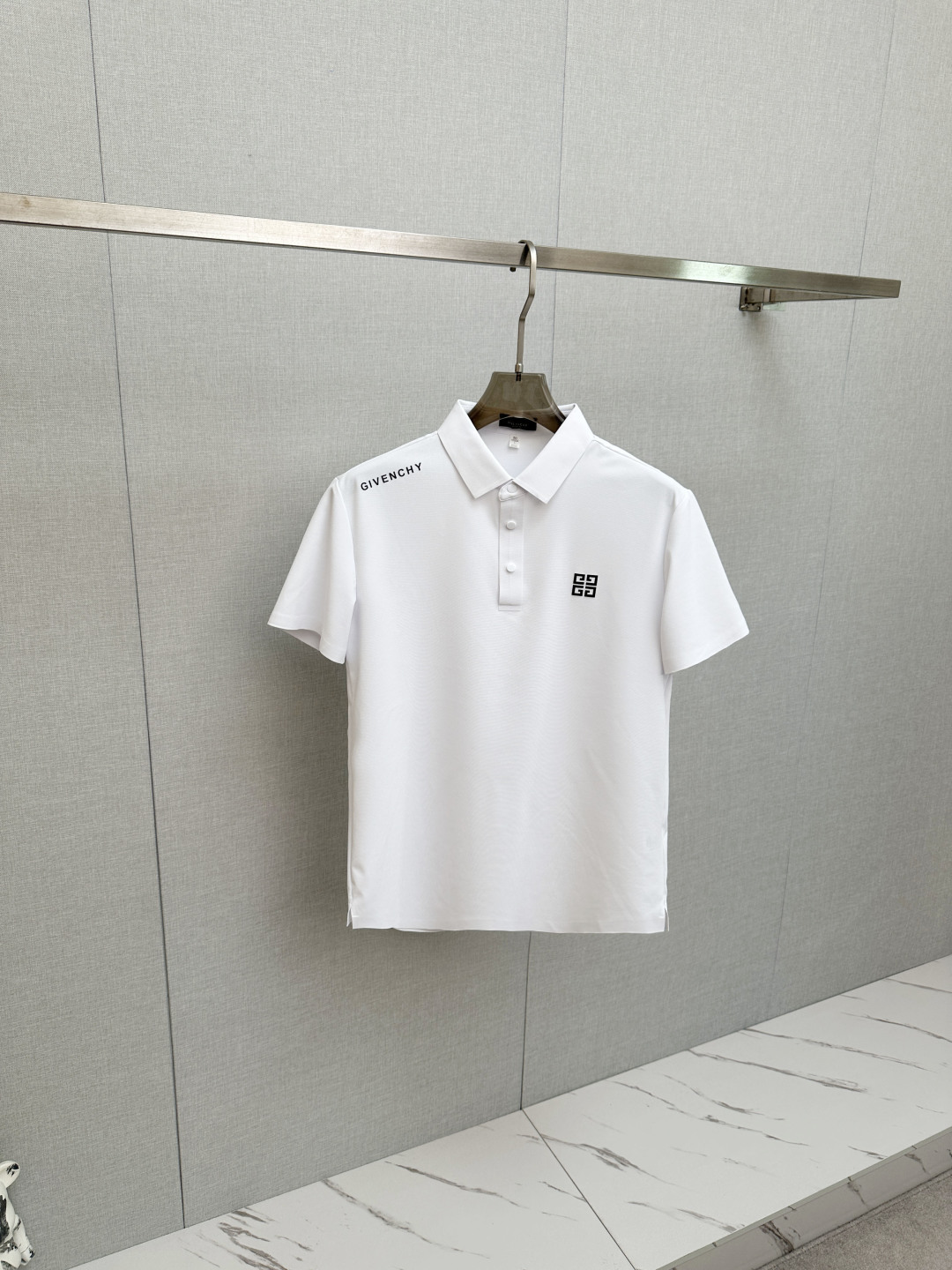 P210 Mostrador de debut del nuevo estilo de primavera y verano de 2026 de Givenchy, el último estilo de solap…