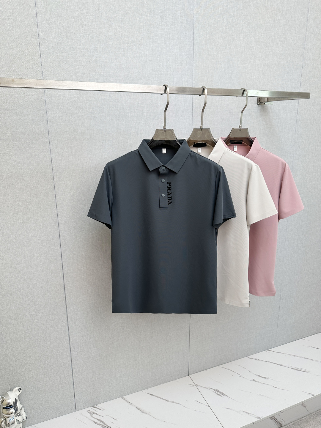 P210 PRADA 2026 mostrador de debut de nuevo estilo primavera y verano, lo último en solapa de manga corta, refrescante …