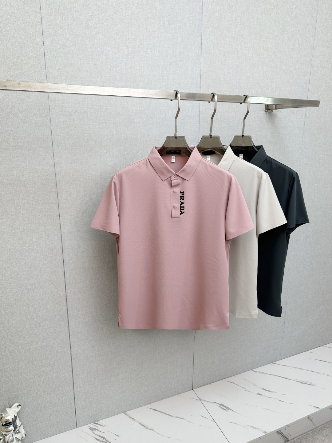 P210 PRADA 2026 mostrador de debut de nuevo estilo primavera y verano, lo último en solapa de manga corta, refrescante …