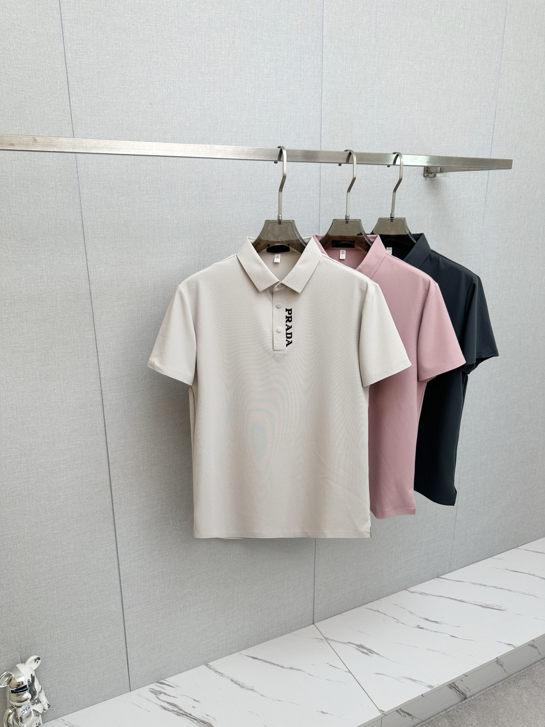 P210 PRADA 2026 mostrador de debut de nuevo estilo primavera y verano, lo último en solapa de manga corta, refrescante …