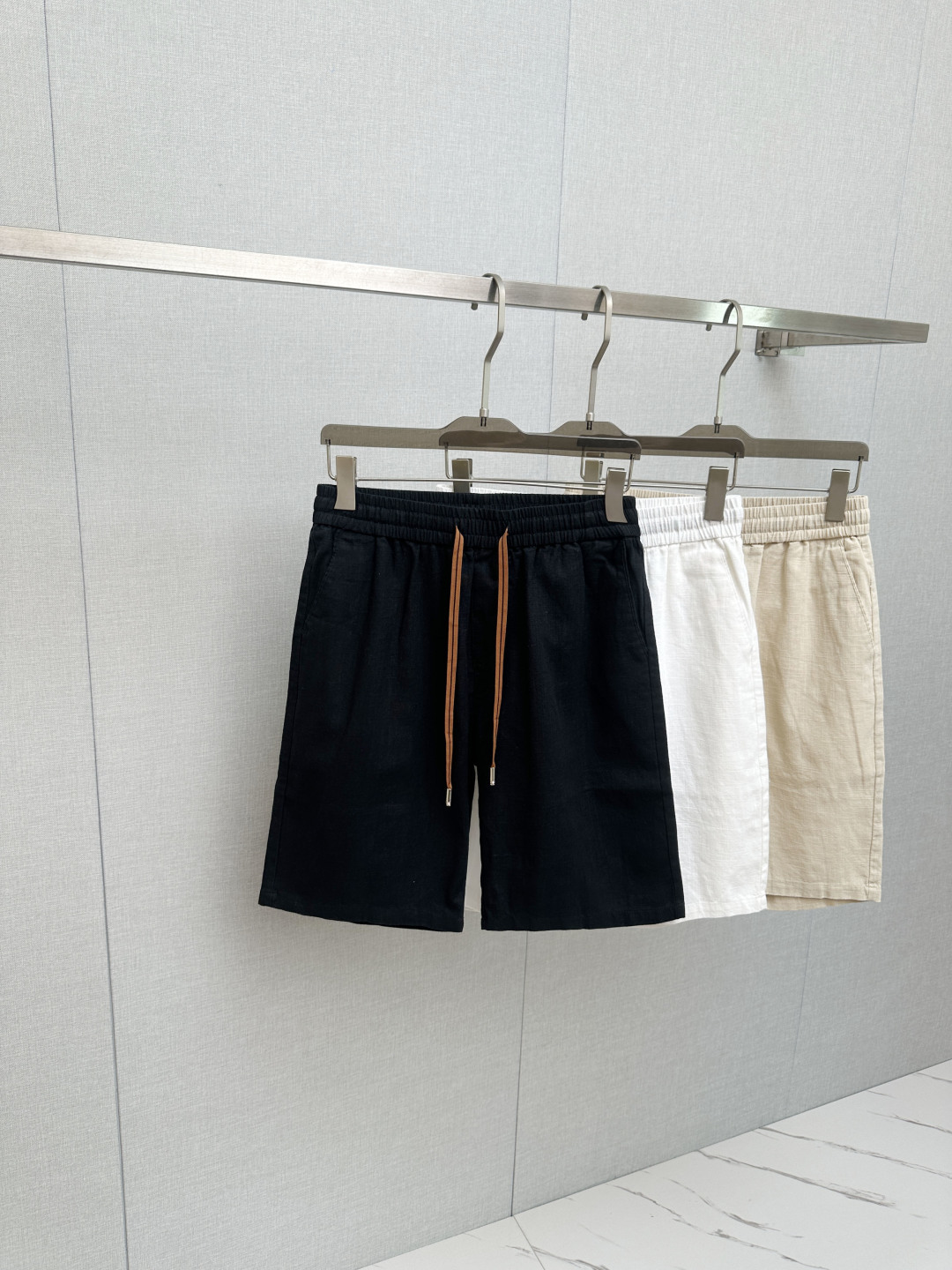 NO:915279,Zegna 2026 spring and summer new style, the latest casual shorts are synchronized with the counter. The original trousers are casual and versatile on the upper body, casual and lazy style, advanced custom fabrics, customized craftsmanship are extremely comfortable. High-end atmosphere, whether you have the taste of summer, your first choice. M-3xL,,zegna,shorts,19860909杰尼亚 2026春夏季新款,专柜同步最新休闲短裤.原版裤型上身休闲百搭、随性慵懒范,高级定制面料,订制工艺 舒适感爆棚.高端大气,夏天的味道有没有,首选 .M-3xL,,zegna,shorts,,Men's clothing