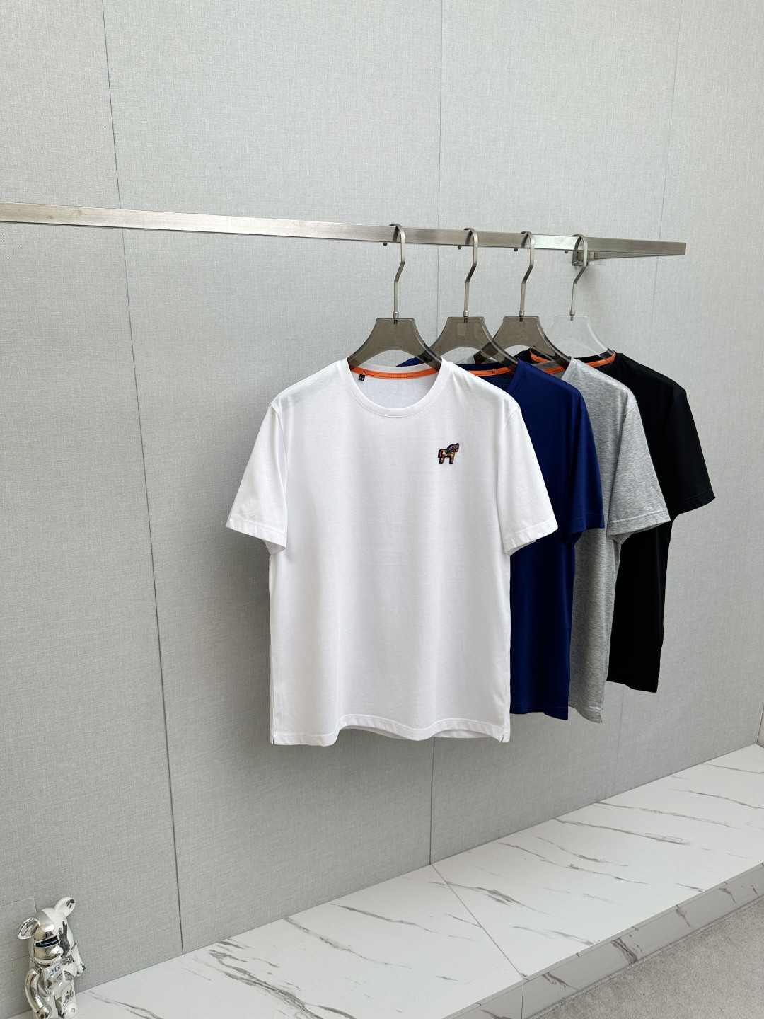 NO:915276,H Home Top Quality 2026 New Short Sleeves!  Original customized fabric, soft to the touch. Top imported private goods, fashionable design and trendy short sleeves, without losing luxury. There is no doubt about the quality. The upper body effect is great, the same style as the luxury official website!  Size M-3XL,,T-shirt,19860909H家 顶级品质 2026新品短袖！原版定制面料,手感柔软.顶级进口私货,时尚设计潮流短袖,不失奢华 品质毋庸置疑 上身效果超赞,奢华官网同款！尺码M-3XL,,T-shirt,,Men's clothing