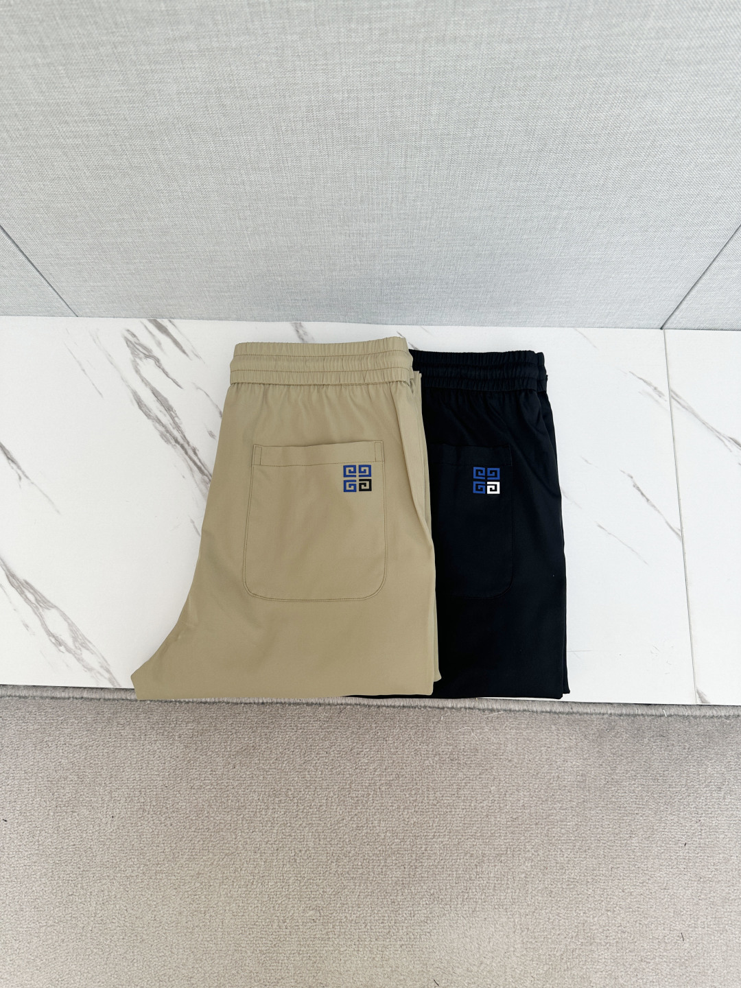P210 GVC ¡nuevo pantalón casual! Disponible simultáneamente en el sitio web oficial. Los pantalones casual co…