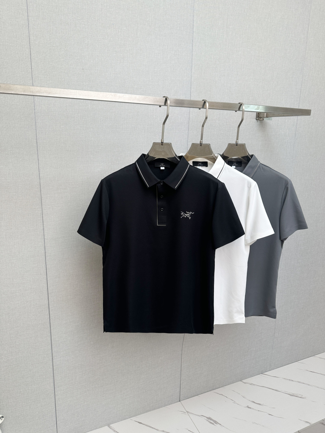 P210 Nuevo oficial 2026, polo de manga corta con cuello vuelto para hombre, lanzado simultáneamente en tienda…