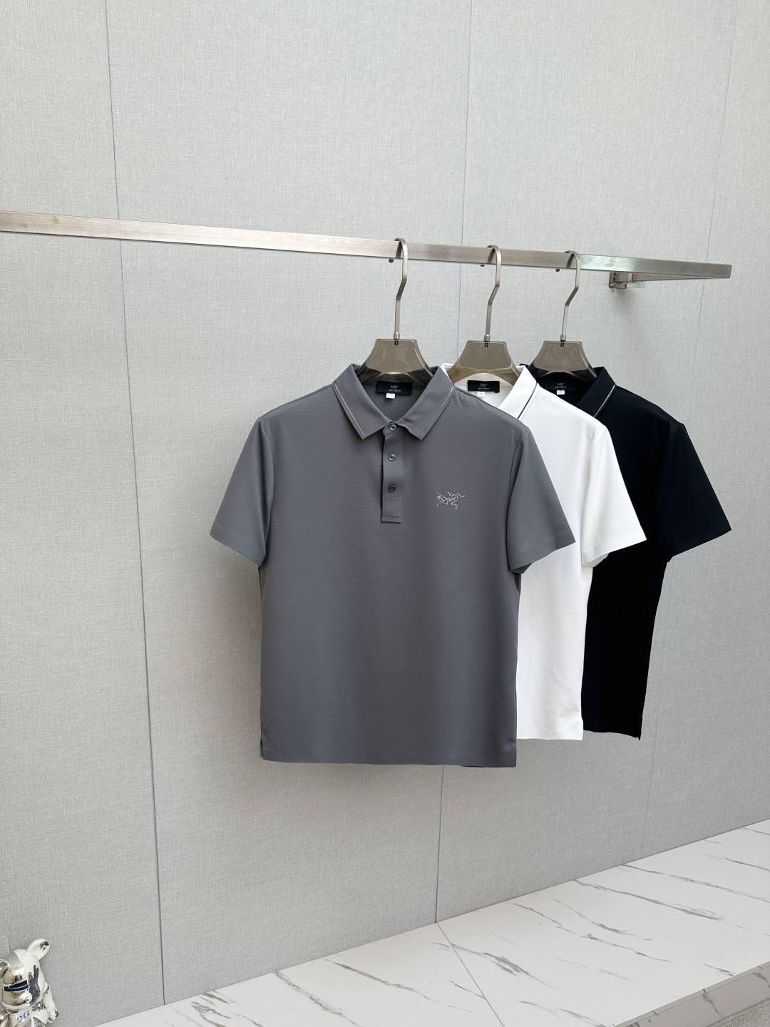 P210 Nuevo oficial 2026, polo de manga corta con cuello vuelto para hombre, lanzado simultáneamente en tienda…