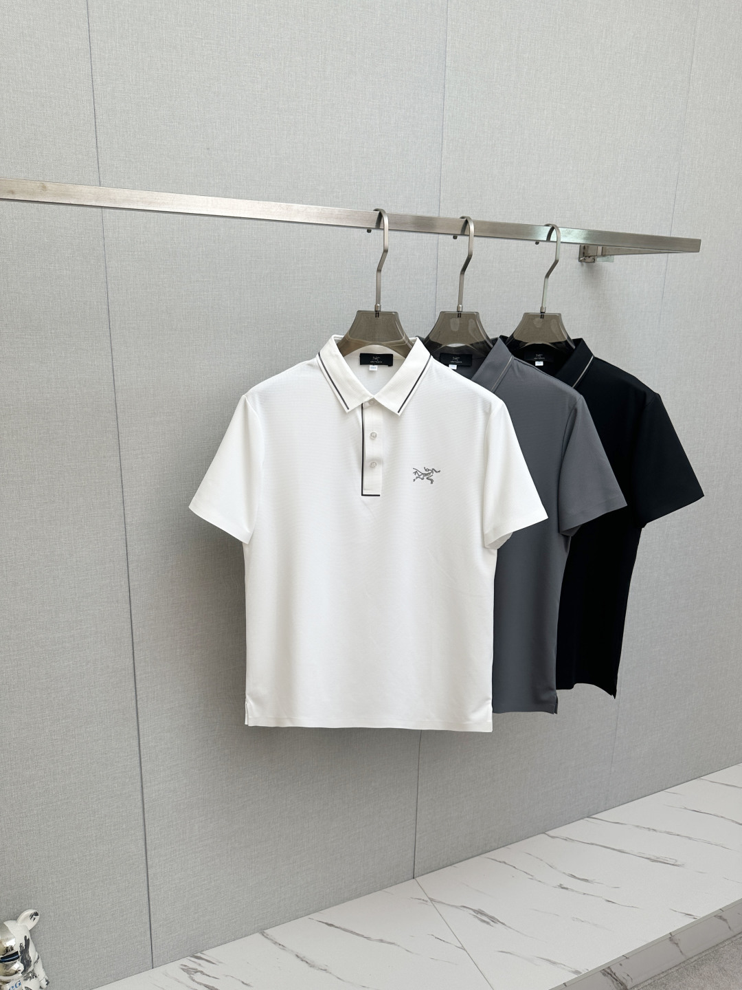 P210 Nuevo oficial 2026, polo de manga corta con cuello vuelto para hombre, lanzado simultáneamente en tienda…