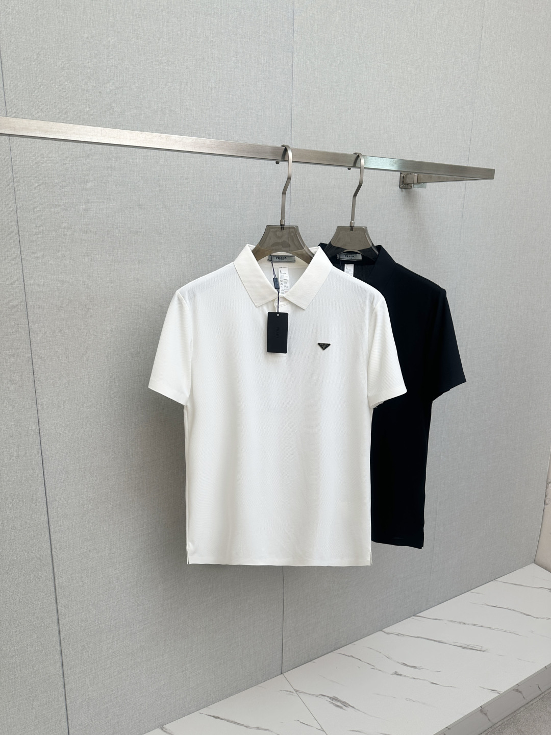 NO:951997,2026 official new models are available at the counter simultaneously. Men's lapel short-sleeved POLO shirts, high-end main line series, imported piqué mercerized cotton fabric, first-class texture, excellent skin-friendly, silky and delicate touch, fashionable three-button placket design, with small lapels, fashionable and age-reducing, full of Italian accent on the upper body, full of style. Size M—3XL,, T-shirt,198609092026官方新款 专柜同步上市 男士翻领短袖POLO衫,高端主线系列,进口珠地丝光棉面料,质感一流,亲肤性极佳,触感丝滑细腻,时尚三扣开合门襟设计,搭配小翻领时尚且减龄,上身满满的意式腔调感,型格十足.码数M—3XL,,T-shirt,,Men's clothing