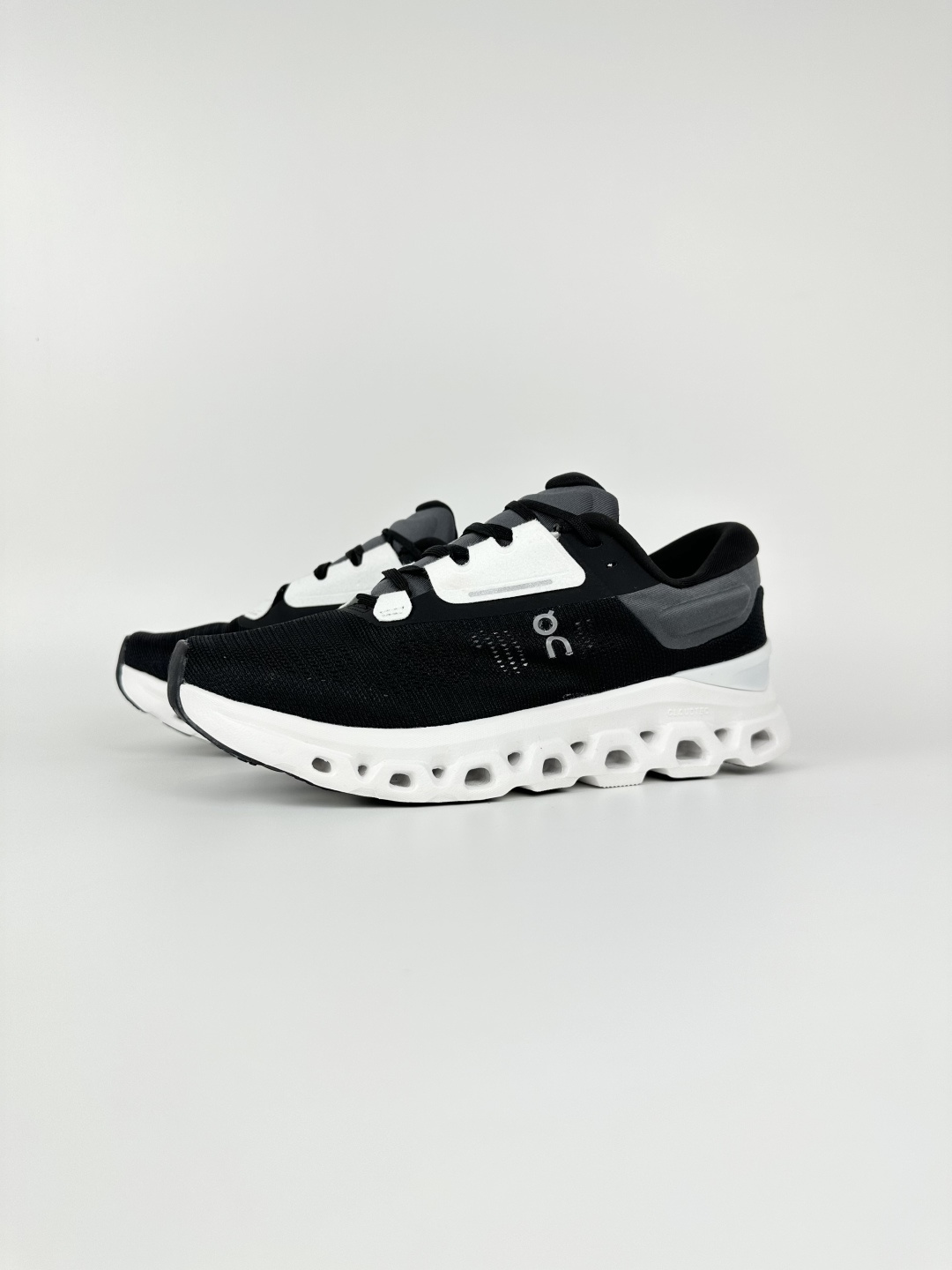 NO:408662,Spot, company-level original quality, On Aopa Cloudstratus 3 lightweight sports and casual running shoes, On Aopa's new color matching design is super refreshing and beautiful. The upper is made of a multi-layer upper composed of high-performance mesh fabric and braided fabric, breathable and comfortable. The sole is light and highly resilient, and the foot feels very comfortable. It is soft and has good wrapping. It shows long legs without tying shoelaces. It is very convenient to match it in casual or sports. It is very versatile. The new color matching is really hard not to love it!  Size36 37 38 39 40 41 42 43 44 45, casual shoes/sneakers, sneakers19860909现货 公司级原单品质 On昂跑 Cloudstratus 3 轻量运动休闲跑步鞋 On昂跑全新颜色搭配设计超清爽又美观 鞋面采用高性能网眼布和编织物组成的多层鞋面 透气又舒适.鞋底轻盈又高回弹力 脚感很舒服 柔软且包裹性好 上脚显腿长,不用系鞋带很方便,不管休闲还是运动都很百搭.全新颜色搭配真的让人很难不爱！ 尺码Size36 37 38 39 40 41 42 43 44 45,休闲鞋/运动鞋,sneakers,Women's Shoes