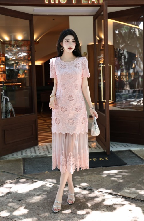 Elegant Lace Embroidery Midi Dress - Round Neck, Slim Fit, and Flattering 1 Elegant Lace Embroidery Midi Dress - Round Neck, Slim Fit, and Flattering