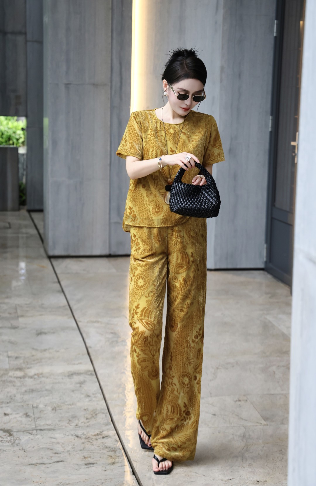 2025 Fashion Women’s Clothing: High-End Quality Black/Yellow Velvet Suit in S~XL Sizes - 图片 3