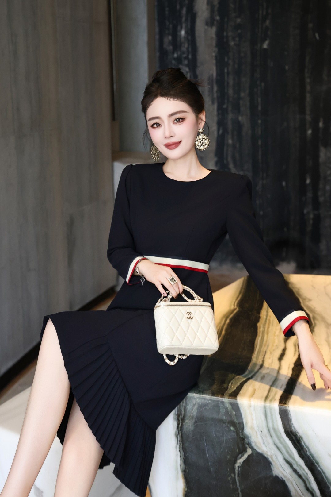 2025 New Fashion Women’s Clothes: G’s Blue/Dinish Red, High-Quality, Circa Collar, Short Design - 图片 4