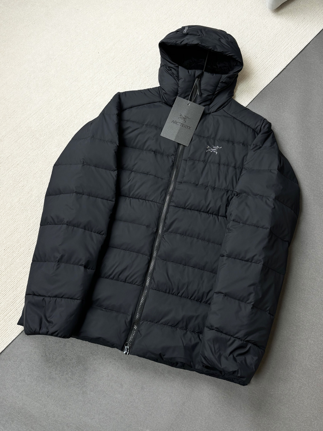 NO:612552,The strongest ceiling in China 'Archaeopteryx Thin Rib Hooded Light Down Jacket. The ribs of the bird are called real ribs. It is a warm little world of its own. There is no rival in the same series!  !  Introverted yet noble. A true classic is an old friend who can accompany you from 20 to 60 years old!  !  It's so light that you almost don't feel it, but it's ridiculously warm. It adopts a hooded design with quilted ribs. It's very practical, durable, and comfortable to wear. It's a comfortable and fit version. It's lightweight and warm. It's rare. It's not too long, not too short, not too wide, not too tight. It's just the right size to wear. It's comfortable and flexible, but not excessively wide. It's comfortable and warm. It's so gently surrounded by warm air. It can be easily used for daily commuting or business occasions!  !  Calm and atmospheric, the global shopping premium is much higher!  !  Dalian Foreign Trade Factory ordered the hard-won Big Bird high-end line!  Take photos and cherish them!  !  Exclusive arrangement!  !  After receiving it without much verbosity, you will know that it is a good thing. arc'teryx, down jacket, hats, alexander wang19860909国内最强天花板 '始祖鸟 轻薄款排骨连帽轻羽绒服 鸟的排骨才叫真排骨 自成一方温暖小天地 同系列根本没对手！！内敛中藏着矜贵 真正的经典 是能陪你从20岁到60岁的老友！！轻到几乎没感觉 却暖到离谱 采用绗缝排骨的连帽设计 非常实穿耐穿还爱穿的舒适fit版型 轻若无物轻便温暖 很难得 不偏长不偏短 不宽大不紧身 穿起来刚好得体有型 又舒适灵活的松量 又不会有冗余的宽大感 舒服自在暖意浓浓 就这样轻轻地被暖空气包围 日常通勤又或者商务场合都能轻松驾驭！！沉稳大气 全球购溢价多了！！大连外贸厂订单跟出 来之不易的大鸟高端线！且拍且珍惜！！独家安排哈！！不多啰嗦收到就知道是好东西了,arc'teryx,down jacket,hats,alexander wang,Men's clothing