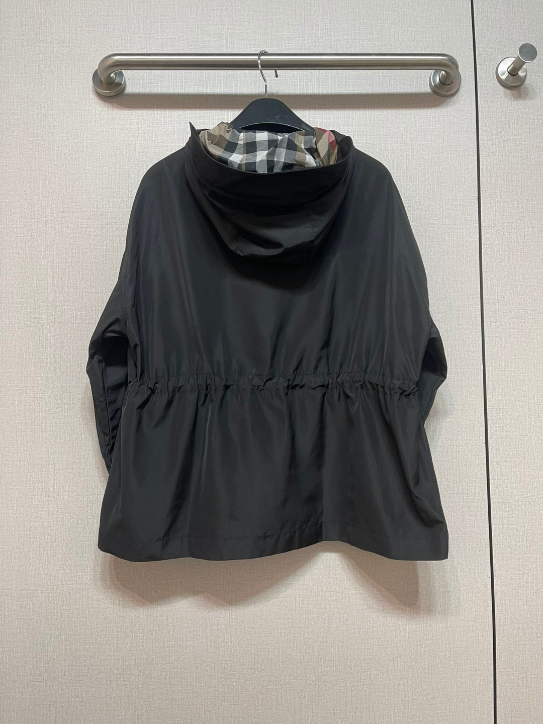 Original Burberry nylon windbreaker with hood and mesh lining. Two colors, sizes S-XXL.-Big cat