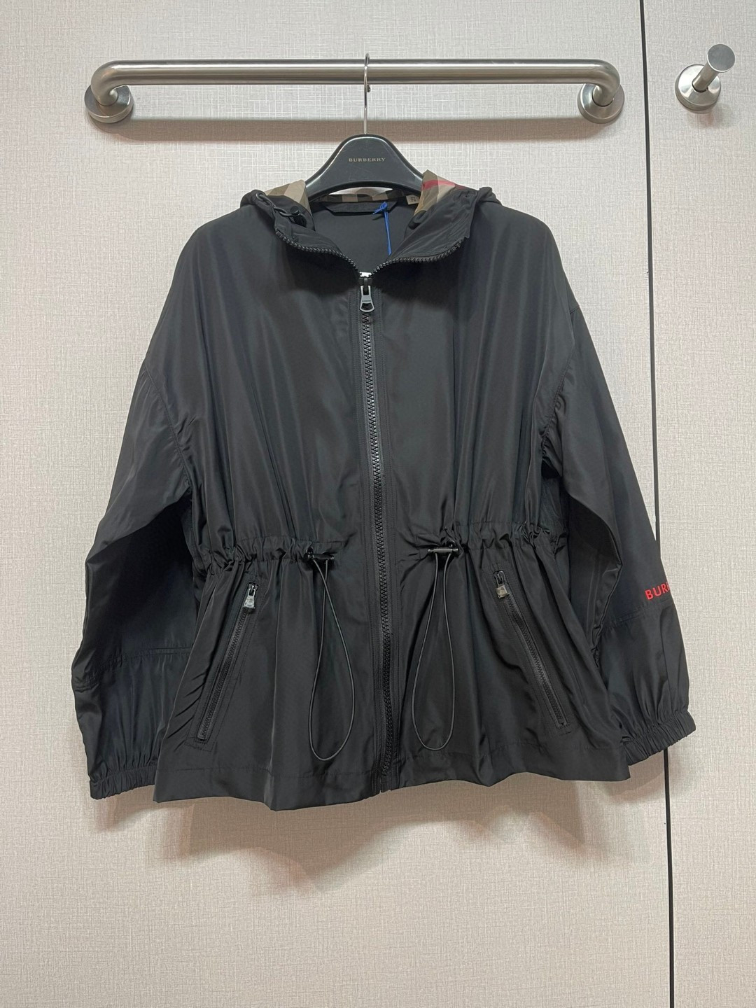 Original Burberry nylon windbreaker with hood and mesh lining. Two colors, sizes S-XXL.-Big cat