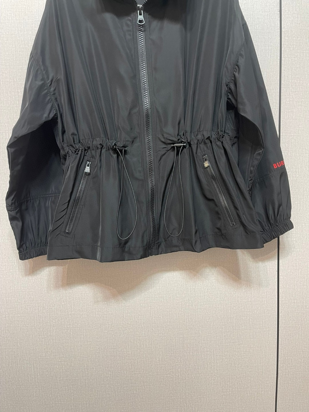 Original Burberry nylon windbreaker with hood and mesh lining. Two colors, sizes S-XXL.-Big cat